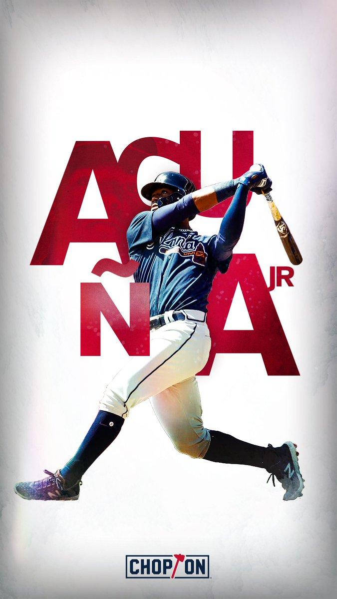 Acuna 桌布 壁紙 — 棒球手正在揮棒中，身後有粗體紅色名字圖案，背景為有紋理的白色背景。
