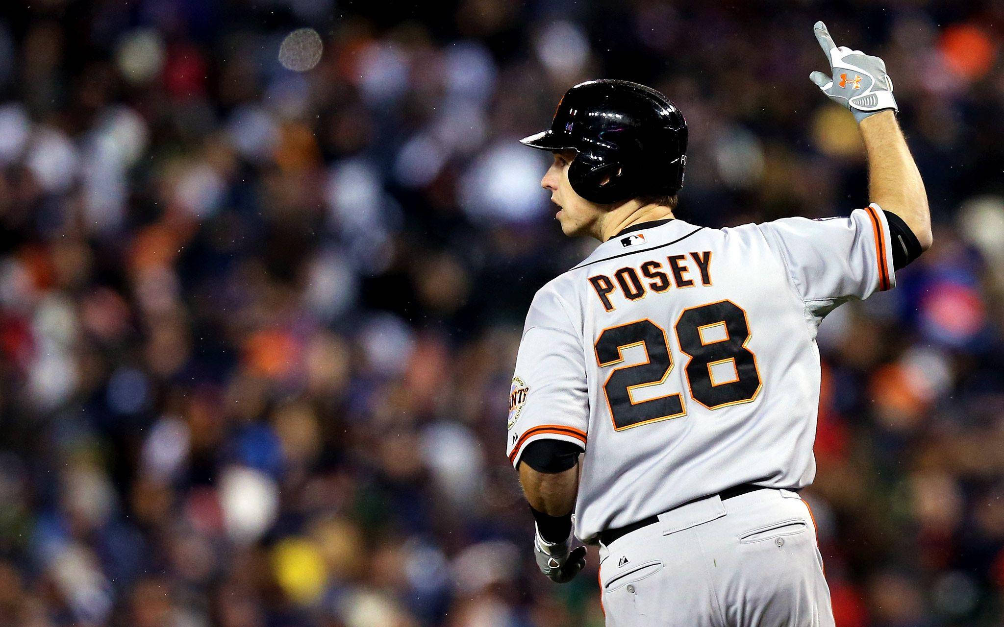 Posey 桌布 壁紙 — 棒球手波西28號身穿白色球衣，在球場燈光下的夜間比賽中舉起手套慶祝。