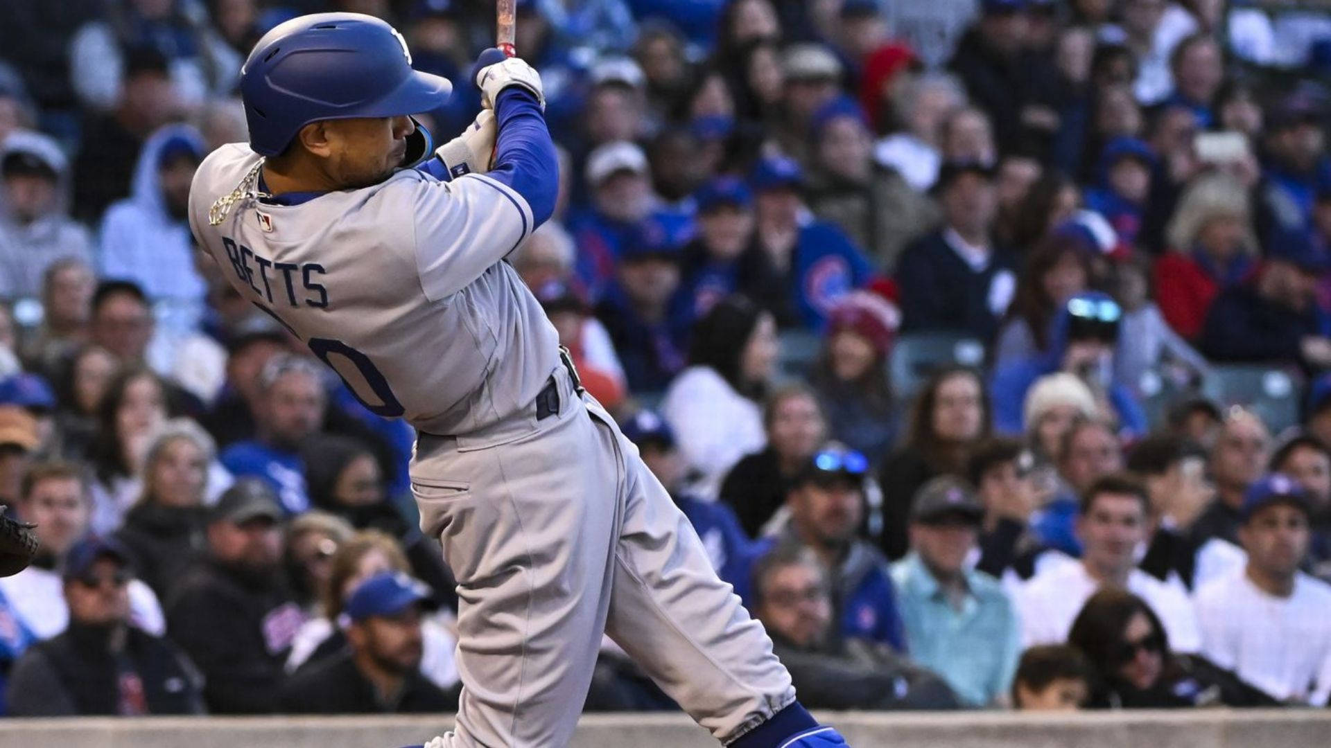 Mookie Betts 桌布 壁紙 — 棒球手貝茨在擠滿觀眾的球場上，在明亮的球場燈光下揮棒中。