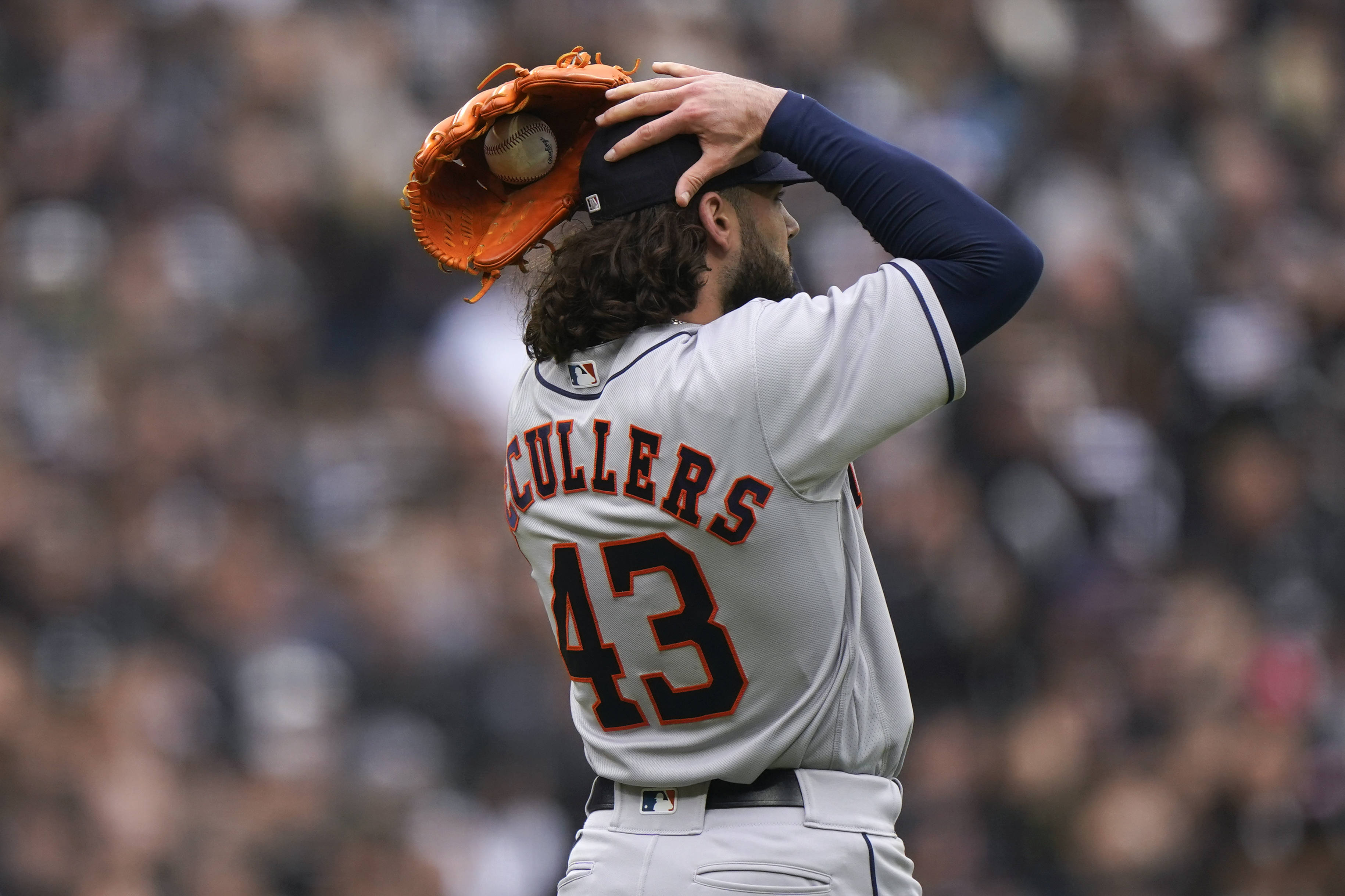 休士頓太空人 桌布 壁紙 — 棒球投手 Kyle McCullers Jr. 身穿灰色球衣，背號43，在體育場人群中將手套舉到頭部。