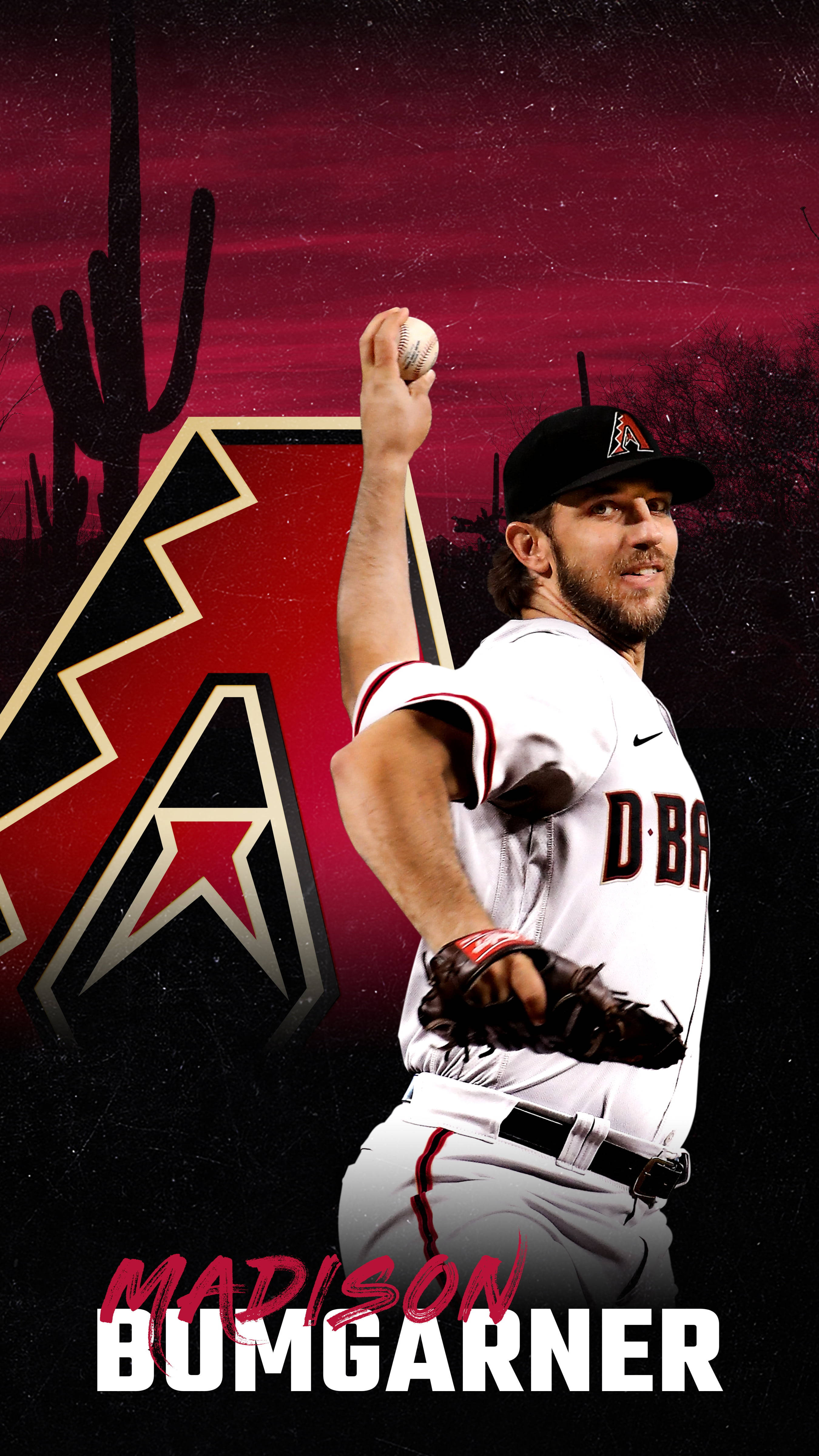 madison bumgarner 桌布 壁紙 — 棒球投手 Madison Bumgarner 身穿白色球衣，在深紅色沙漠背景襯托下，帶有仙人掌和球隊標誌，正在投球。