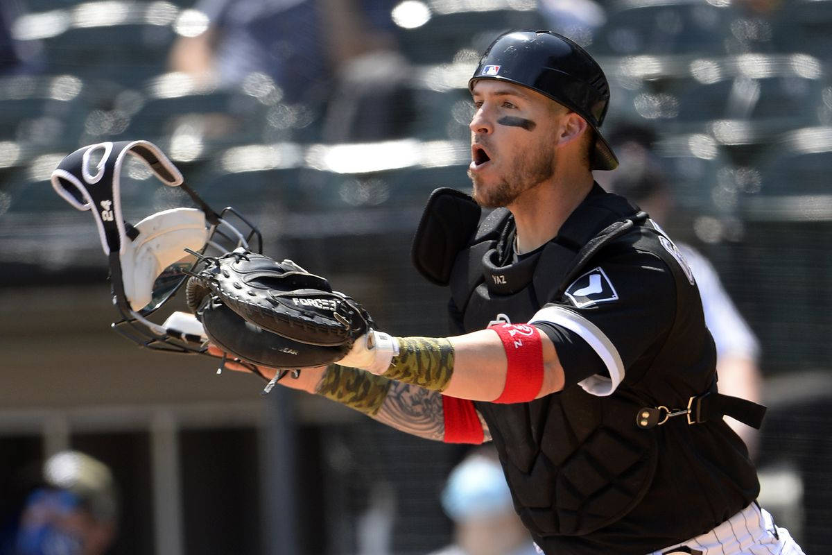 MLB 桌布 壁紙 — 棒球捕手全副裝備，在明亮的日間比賽中向前撲出，手套伸出。