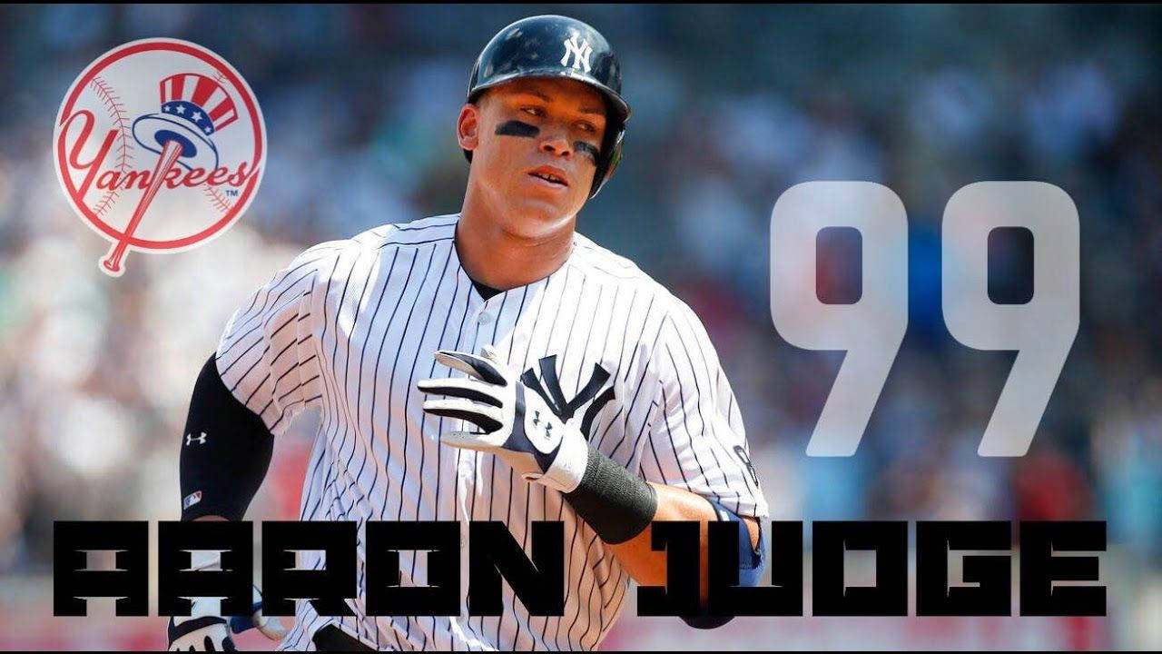 亞倫·賈吉 桌布 壁紙 — 棒球運動員 Aaron Judge 身穿紐約洋基隊制服，背號99，在陽光明媚的球場上奔跑。