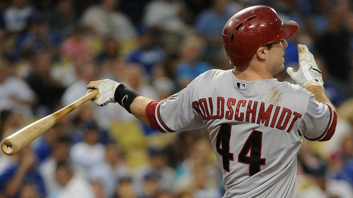 Paul Goldschmidt 桌布 壁紙 — 棒球運動員 Paul Goldschmidt 戴著紅色頭盔和灰色球衣，在夜間比賽中高舉球棒慶祝全壘打揮擊。