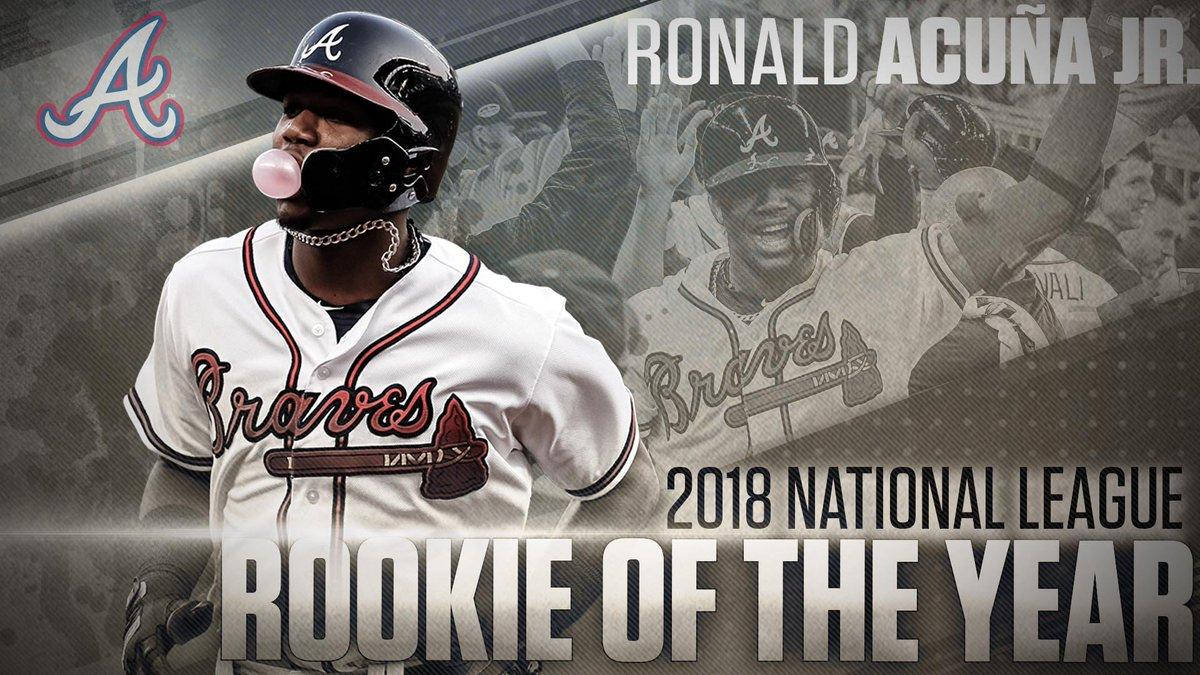 Acuna 桌布 壁紙 — 棒球運動員 Ronald Acuña Jr. 身穿亞特蘭大勇士隊制服，在背景中慶祝的球迷吹泡泡糖。