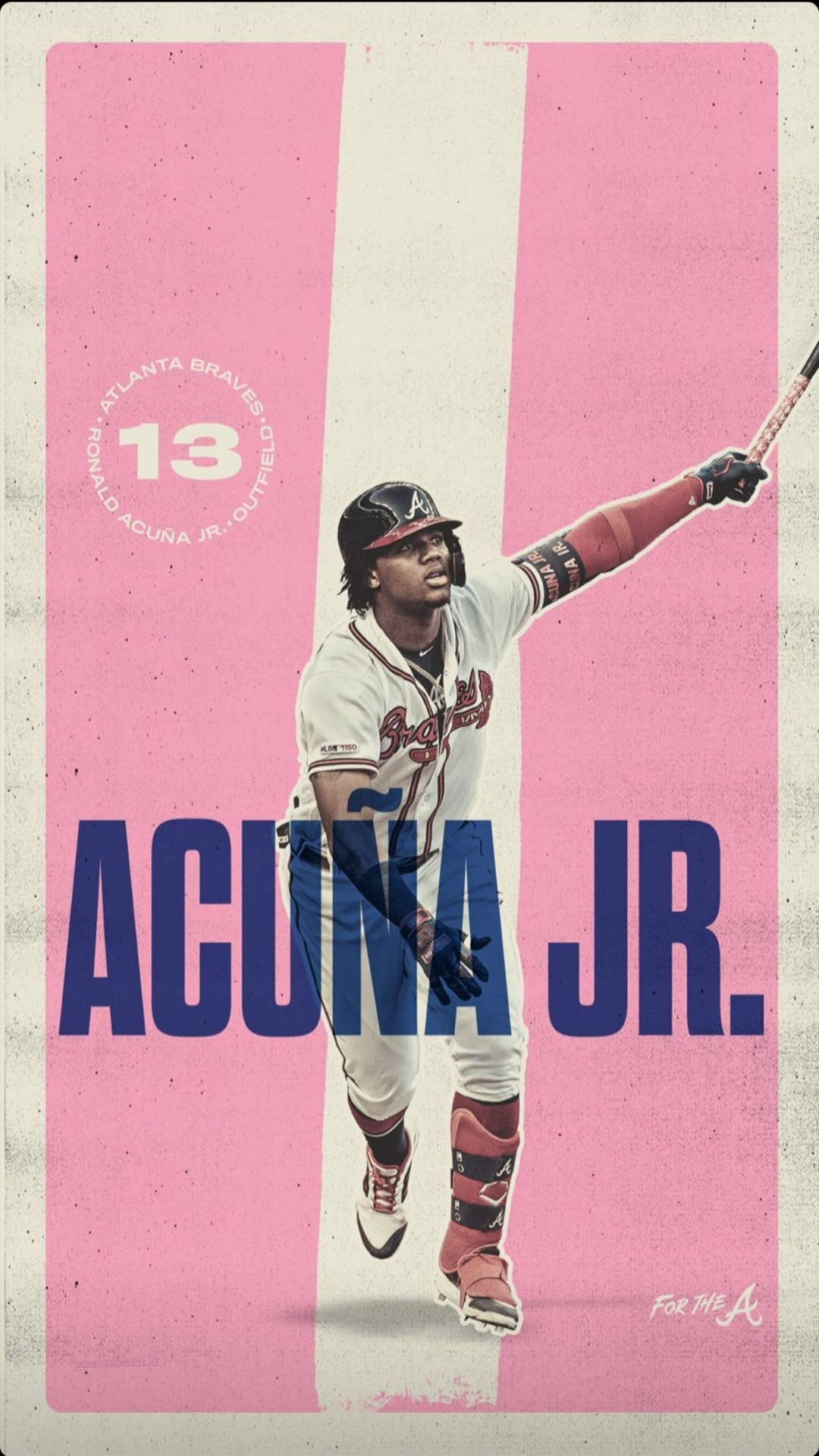 Acuna 桌布 壁紙 — 棒球運動員 Ronald Acuña Jr. 身穿亞特蘭大勇士隊制服，在粉紅和白色條紋背景上揮棒，並帶有粗體文字。