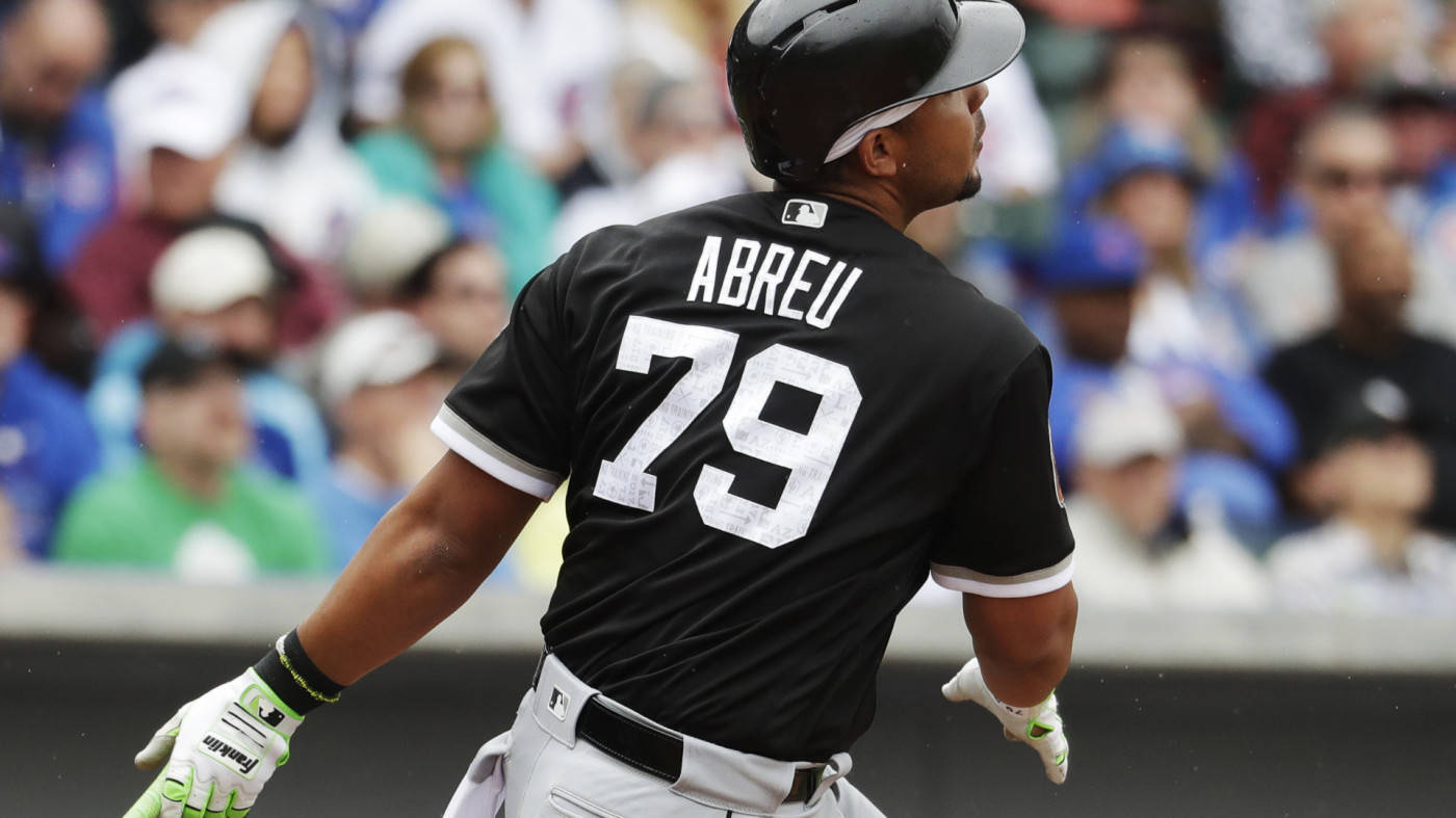 jose abreu 桌布 壁紙 — 棒球運動員Abreu 79號身穿黑色球衣，在日間比賽中擊出全壘打後拿著球棒奔跑。