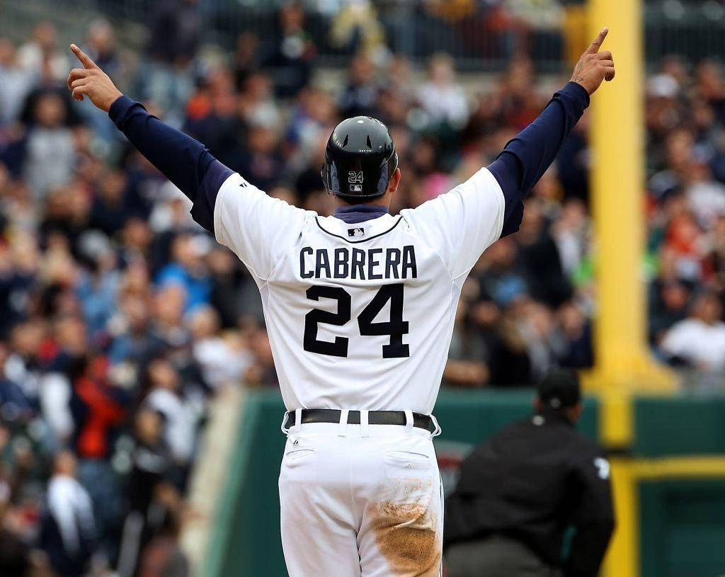Cheering 桌布 壁紙 — 棒球運動員Cabrera 24號在體育場背對鏡頭舉起雙臂慶祝。