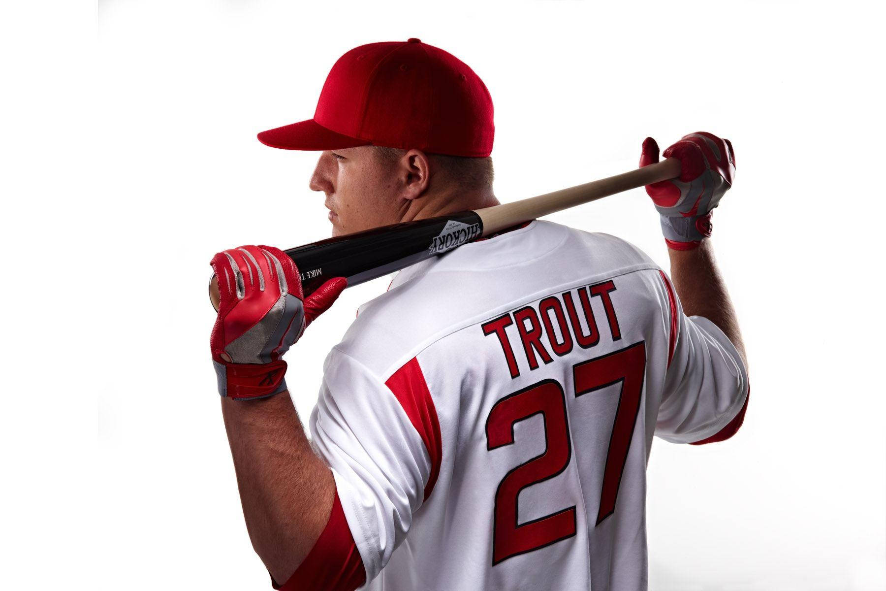 Mike Trout 桌布 壁紙 — 棒球運動員Mike Trout身穿紅白相間制服，將球棒扛在肩上，背景為白色。