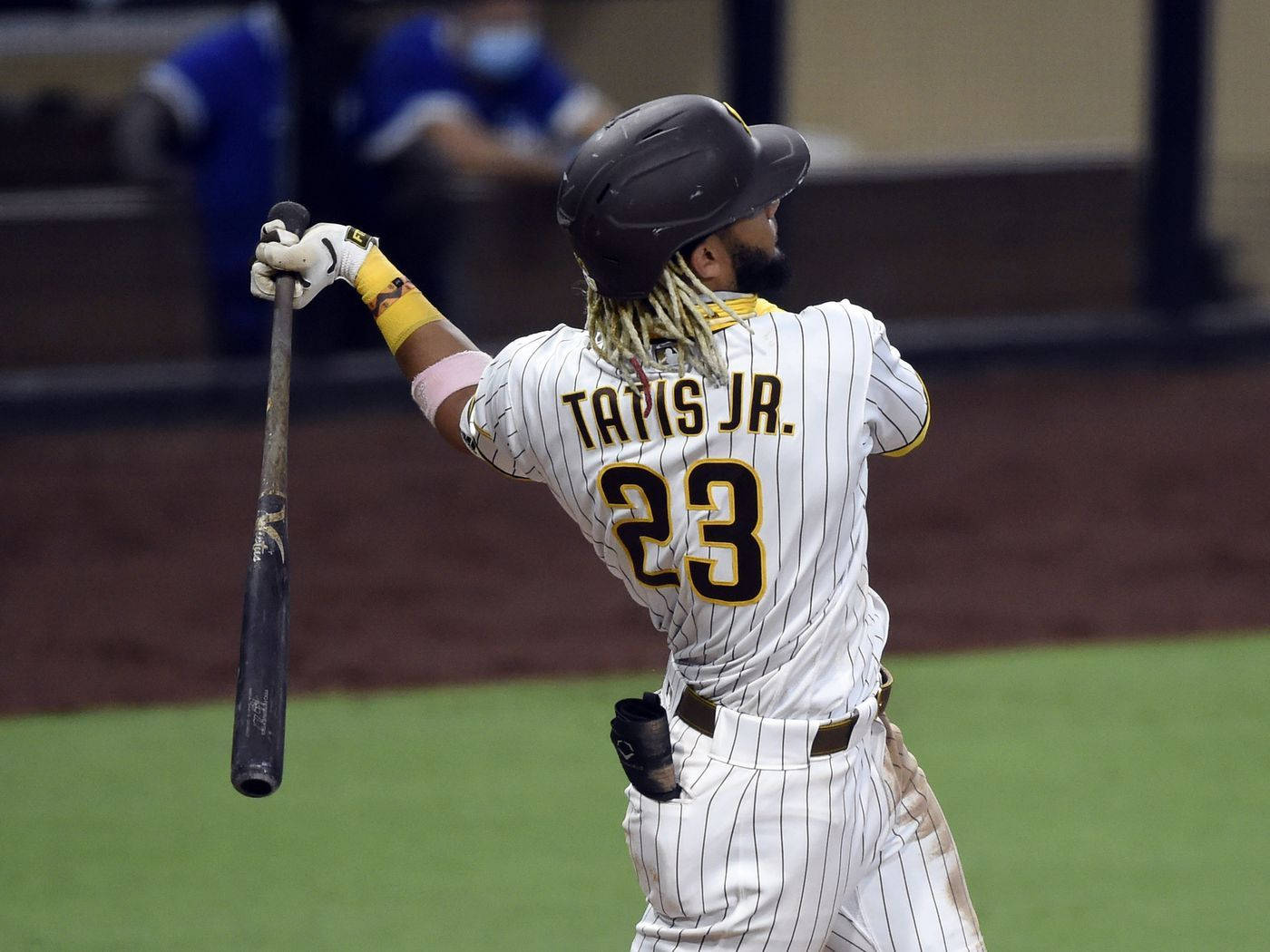 Tatis 桌布 壁紙 — 棒球運動員Tapis Jr. 23號在體育場打出全壘打後舉起球棒慶祝。