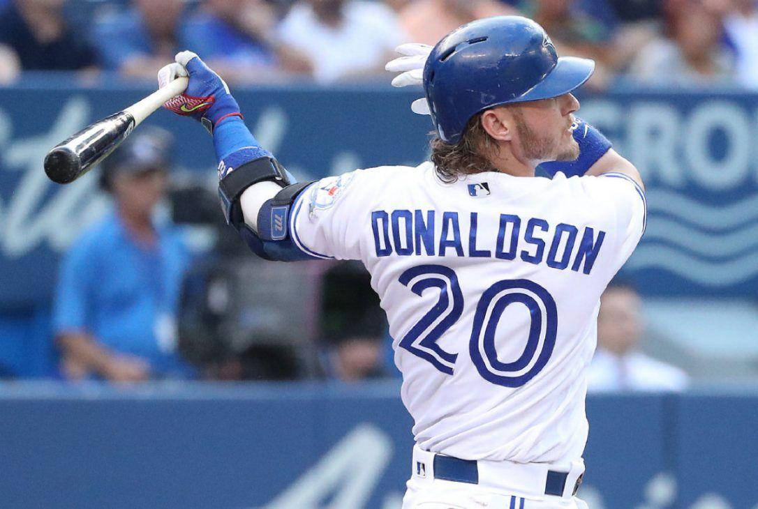 MLB 桌布 壁紙 — 棒球運動員唐納森20號在日間比賽中高舉球棒慶祝。