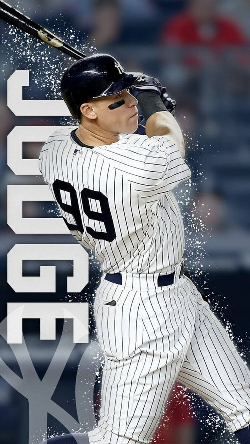 運動 桌布 壁紙 — 棒球選手 Aaron Judge 身穿細條紋球衣，在球場中揮棒，球棒和飛揚的碎片。