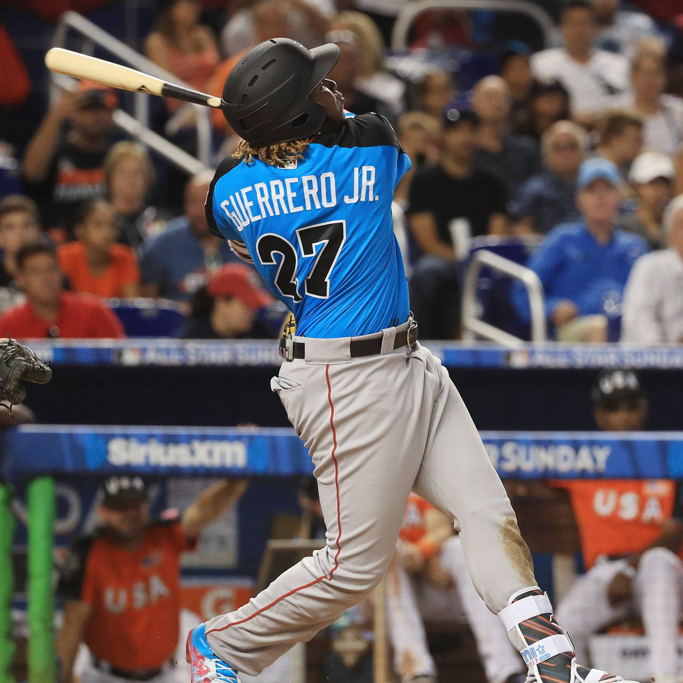 Vladimir 桌布 壁紙 — 棒球選手 Guerrero Jr. 在比賽中揮棒，背景有觀眾。