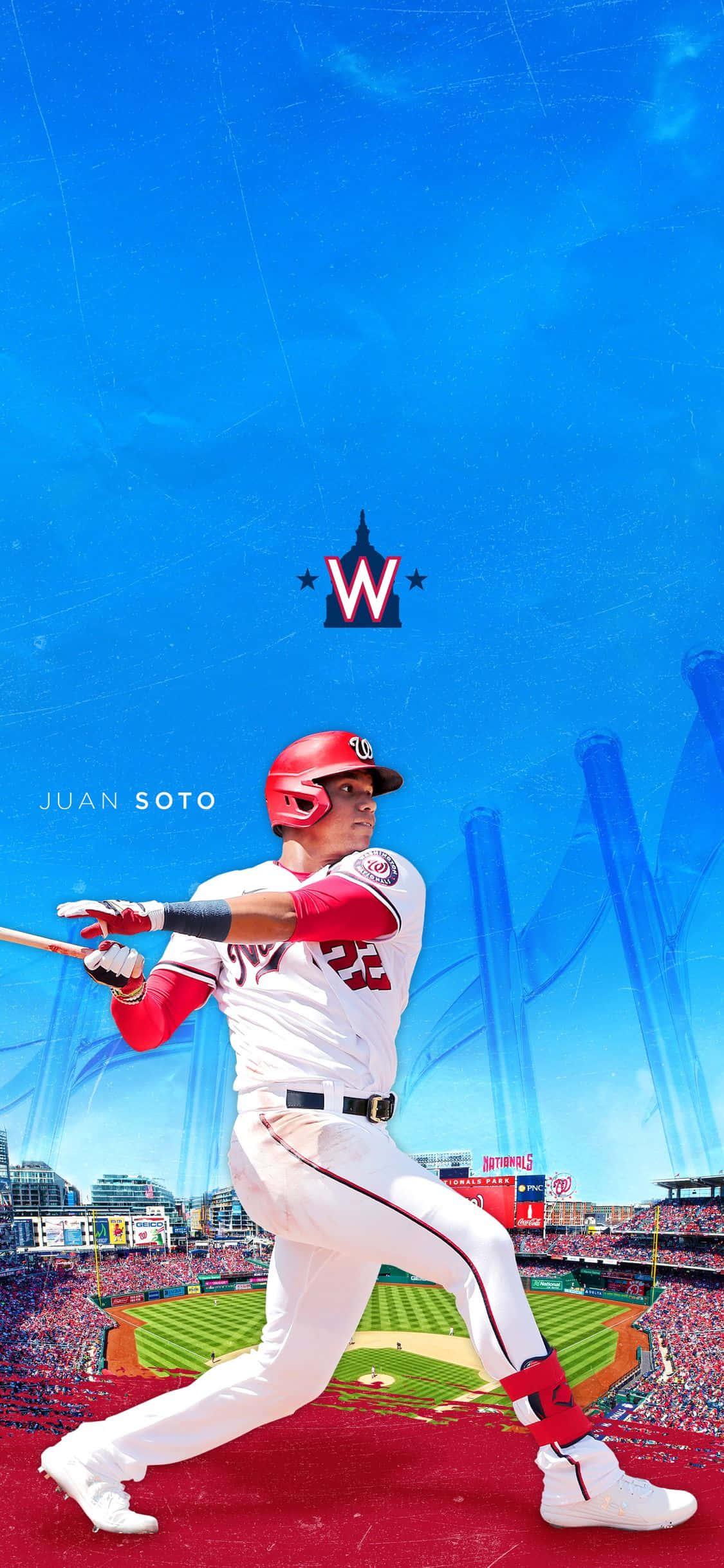 MLB Baseball League 桌布 壁紙 — 棒球選手 Juan Soto 在國家公園球場揮棒中，背景是充滿活力的藍天和球場人群。