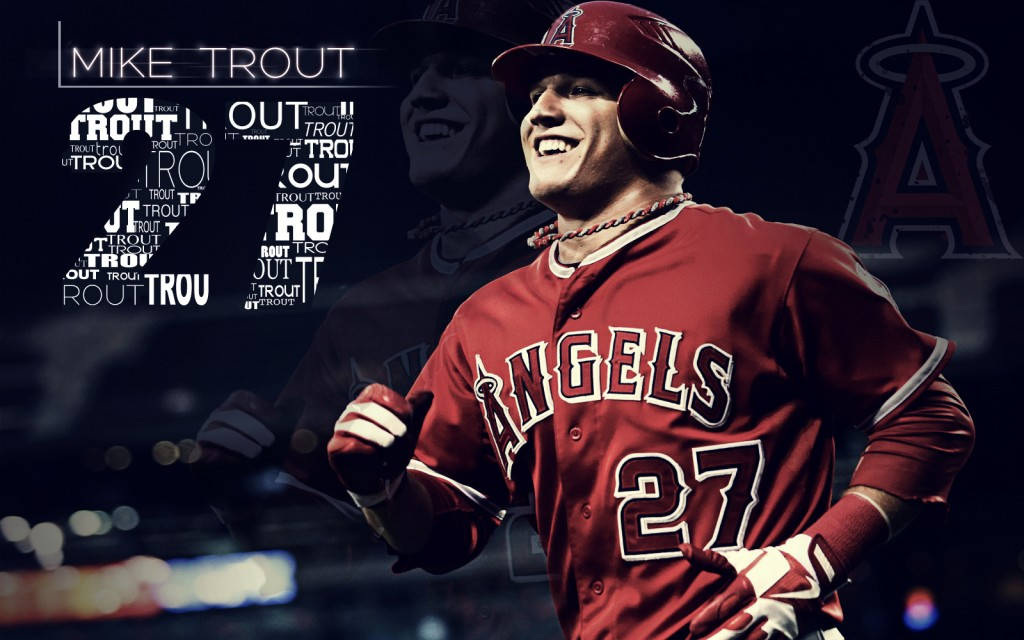 Mike Trout 桌布 壁紙 — 棒球選手 Mike Trout 身穿紅色天使隊球衣，在黑暗的球場背景下自信微笑，他的名字以風格化文字呈現。
