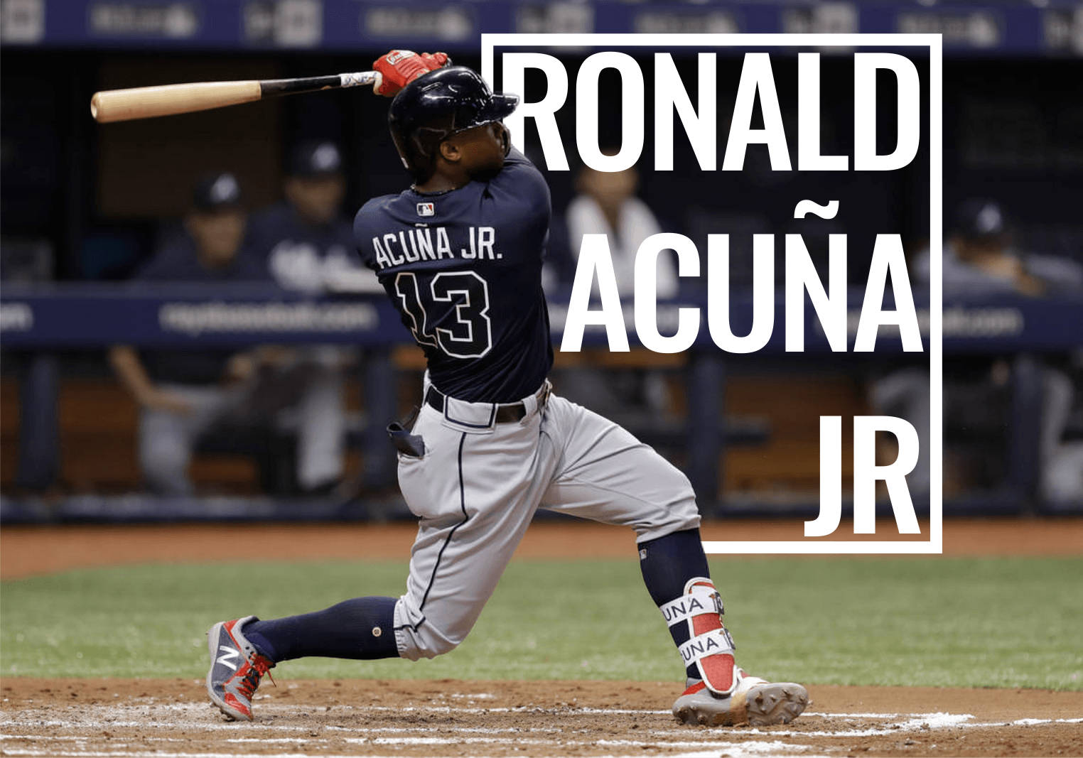 Acuna 桌布 壁紙 — 棒球選手 Ronald Acuña Jr. 在夜間比賽中揮棒，球場燈光映照出他專注的表情。