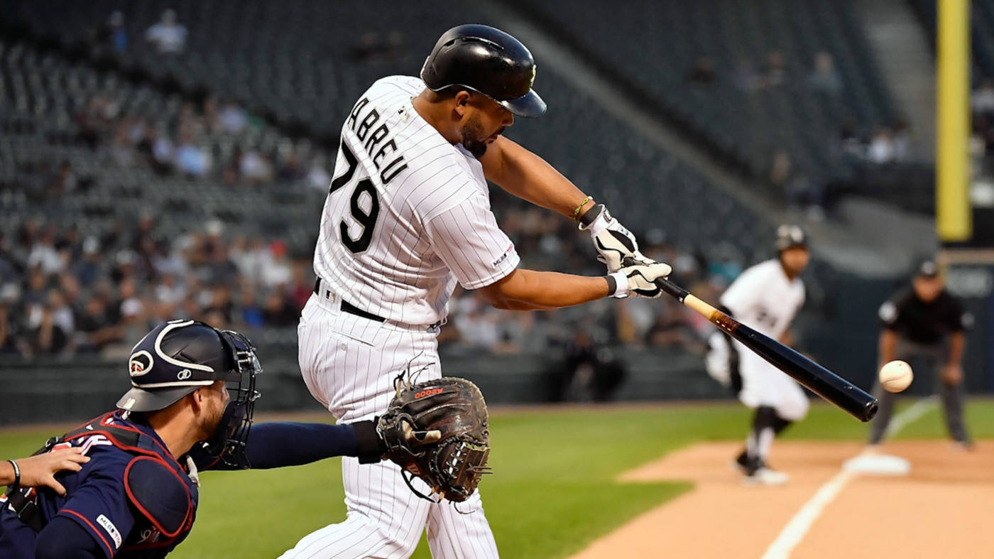 jose abreu 桌布 壁紙 — 棒球選手79號在日間比賽中揮棒擊球，捕手和裁判在焦點中。