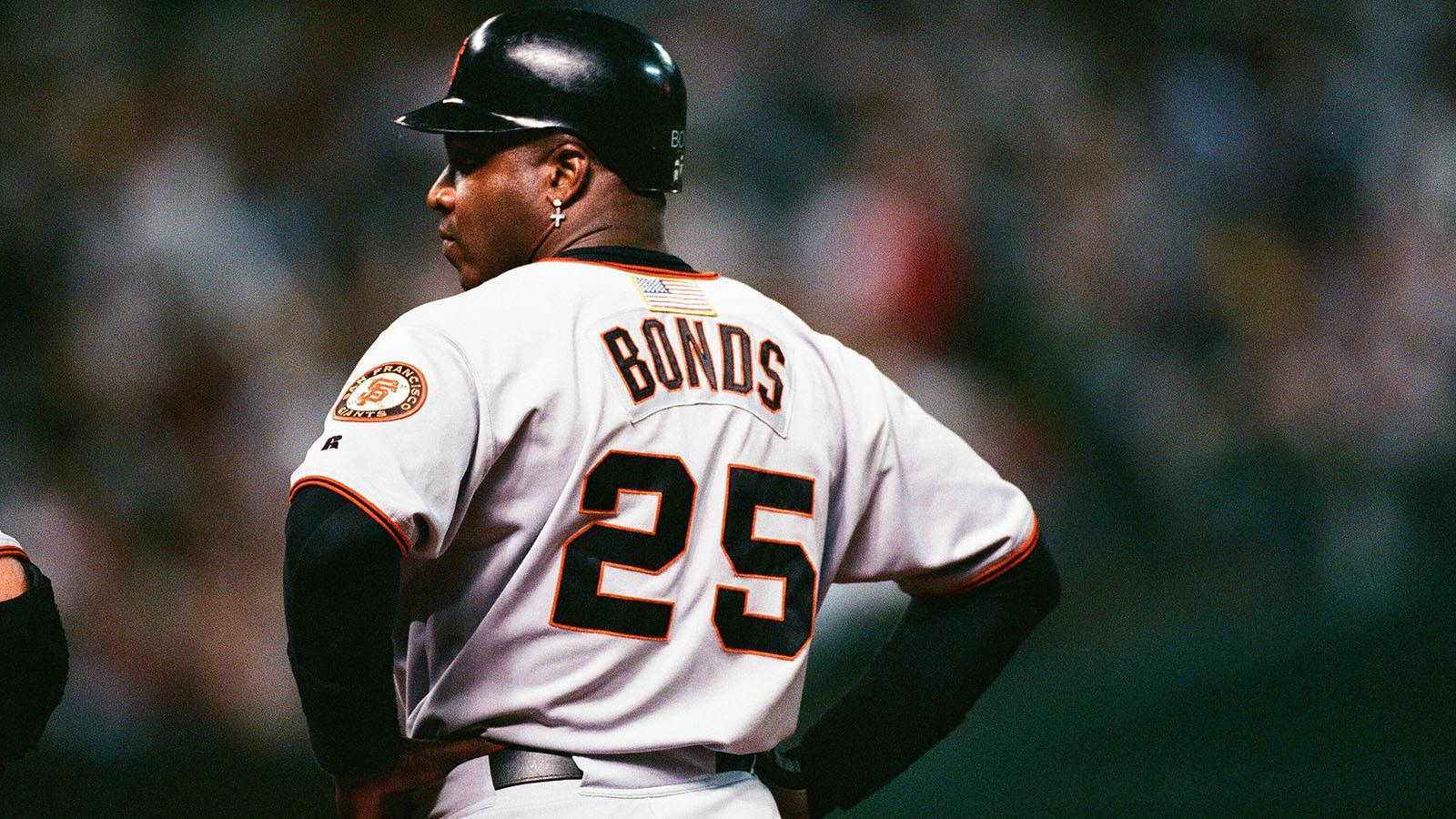 barry 桌布 壁紙 — 棒球選手Barry Bonds身穿舊金山巨人隊25號球衣，在夜間比賽中雙手叉腰站立。