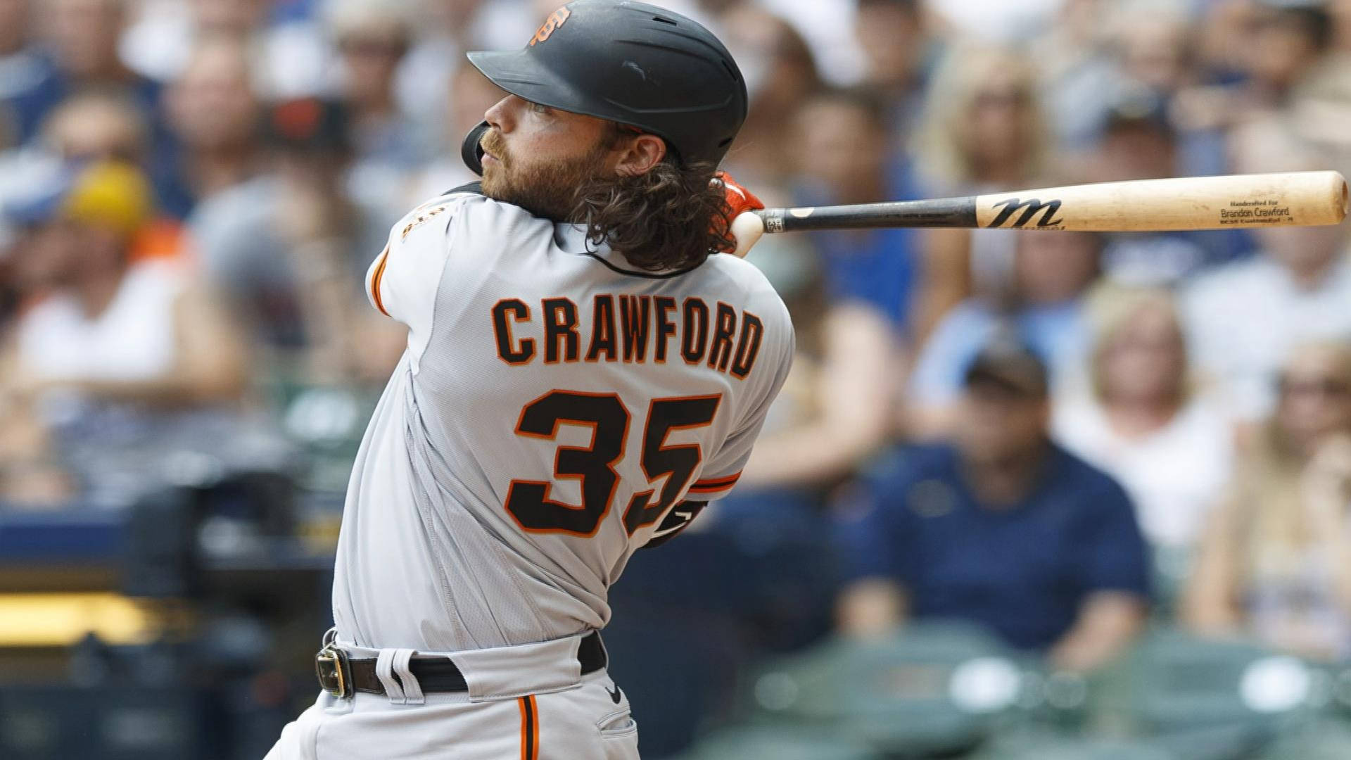 San Francisco Giants 桌布 壁紙 — 棒球選手Crawford 35號在日間比賽中揮棒，身後有模糊的人群。