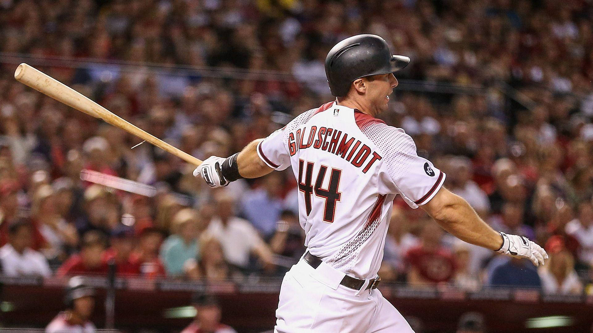 Paul Goldschmidt 桌布 壁紙 — 棒球選手Goldschmidt 44號在球場中揮棒，背景是模糊的人群。