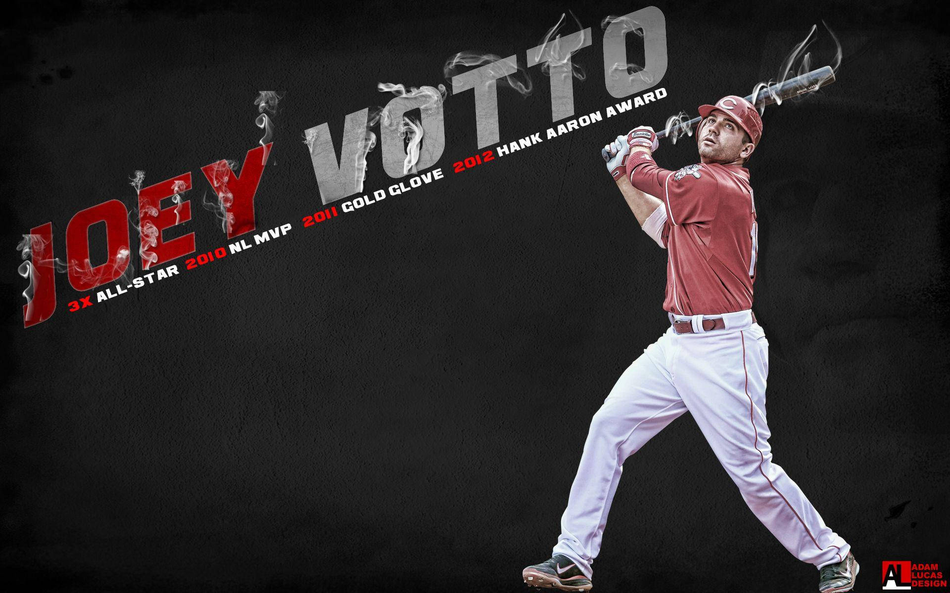 Joey Votto 桌布 壁紙 — 棒球選手Joey Votto穿著紅色球衣揮棒中，深色紋理背景帶有煙霧效果和獎項文字。