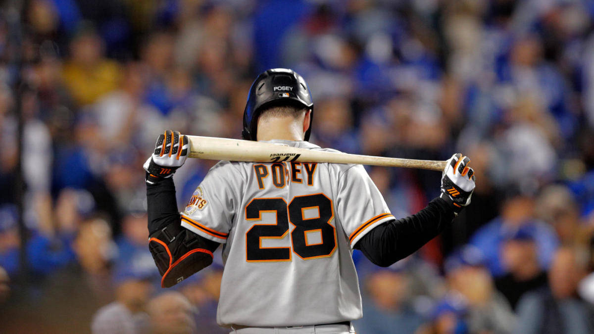 Posey 桌布 壁紙 — 棒球選手Poey 28號站在球場上，在明亮的燈光下，將球棒擱在肩上，面向人群。