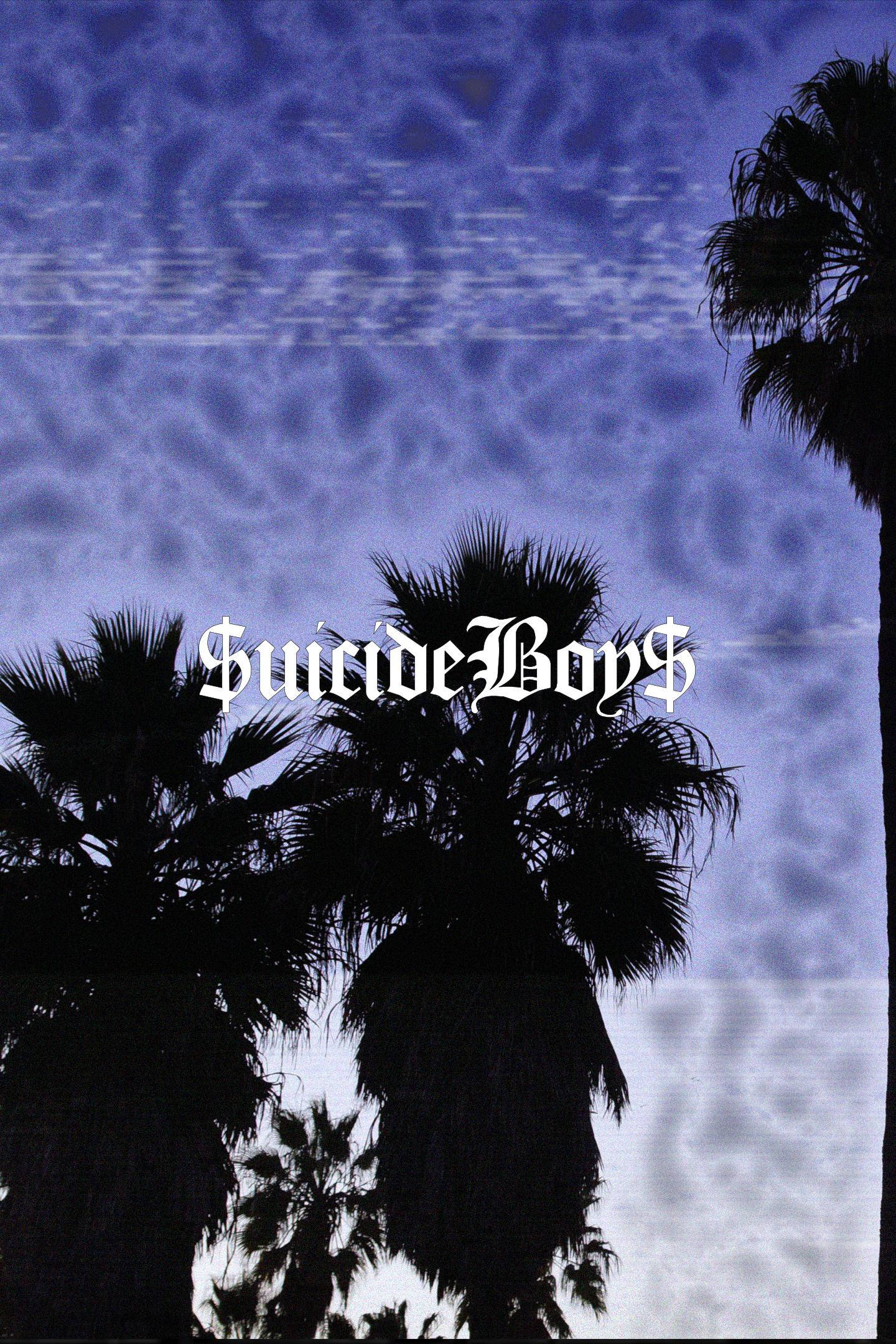 suicideboys 桌布 壁紙 — 棕櫚樹剪影映襯著帶紋理的藍天，並以哥德字體顯示文字 SuicideBoy$。