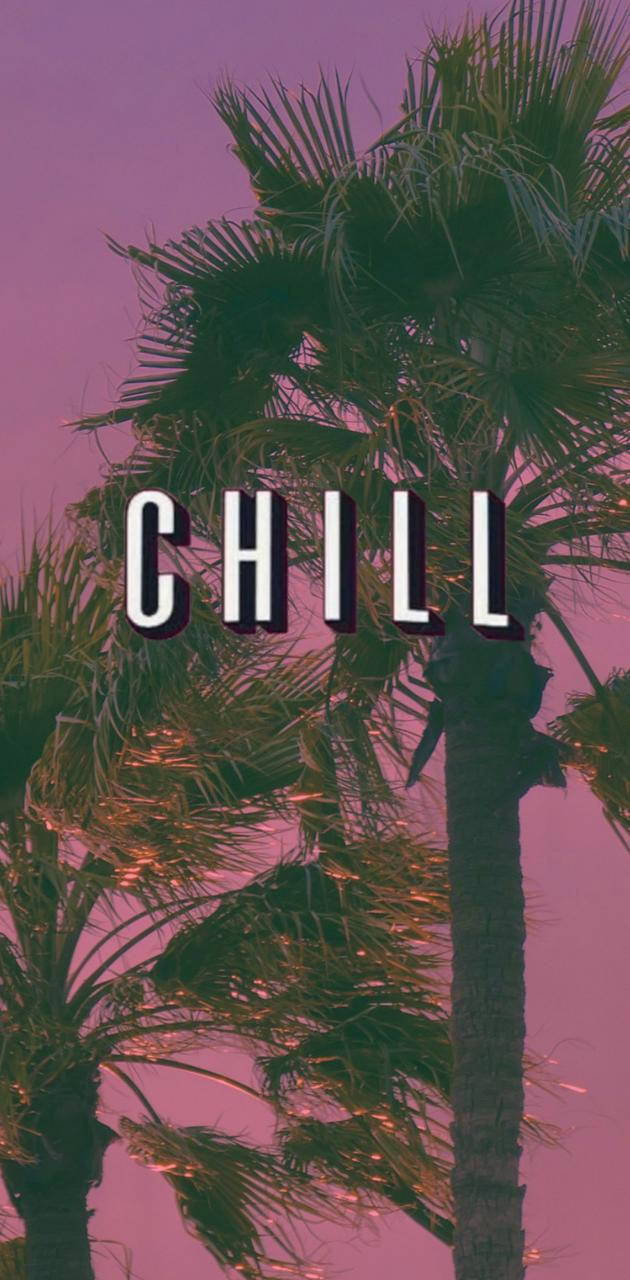 Chill 桌布 壁紙 — 棕櫚樹在夢幻般的粉紅色天空中搖曳，帶有粗體白色「CHILL」文字疊加。