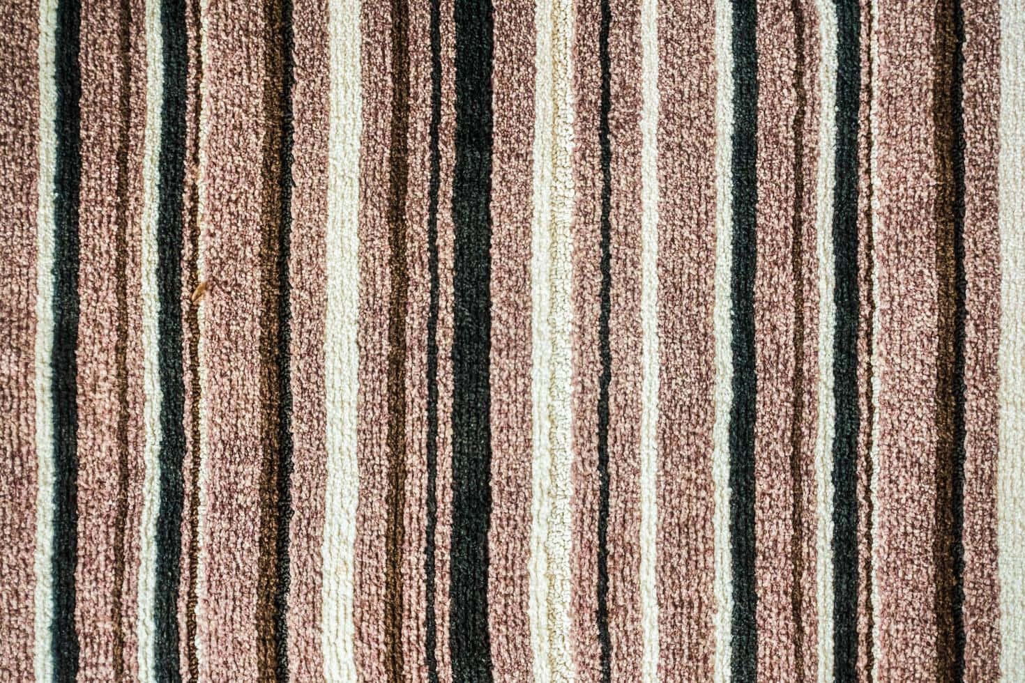 Carpet Texture 桌布 壁紙 — 棕色、奶油色和黑色大地色調垂直條紋紋理地毯的特寫。