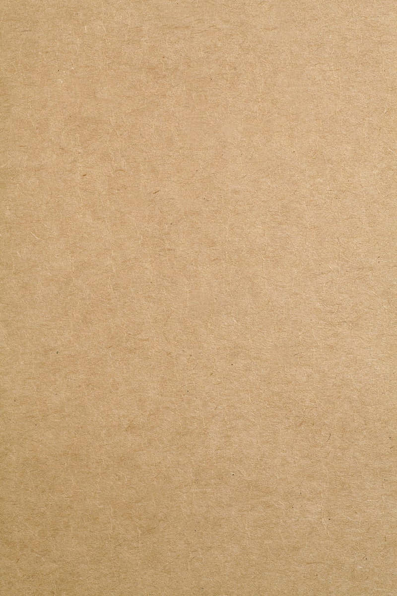 cardboard 桌布 壁紙 — 棕色紋理牛皮紙表面的特寫，帶有細微纖維和自然瑕疵。