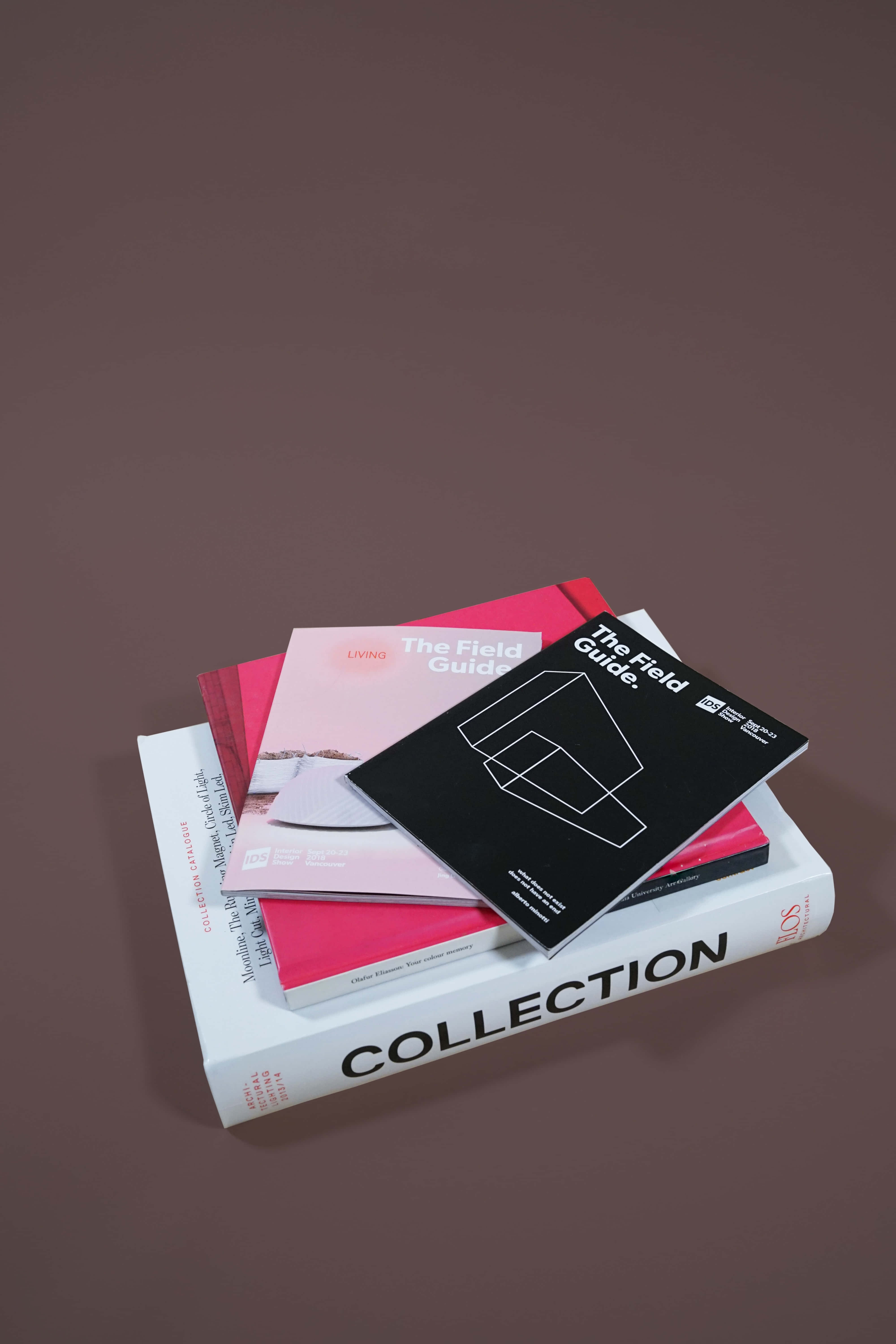 棕色背景上的一組書籍 壁紙