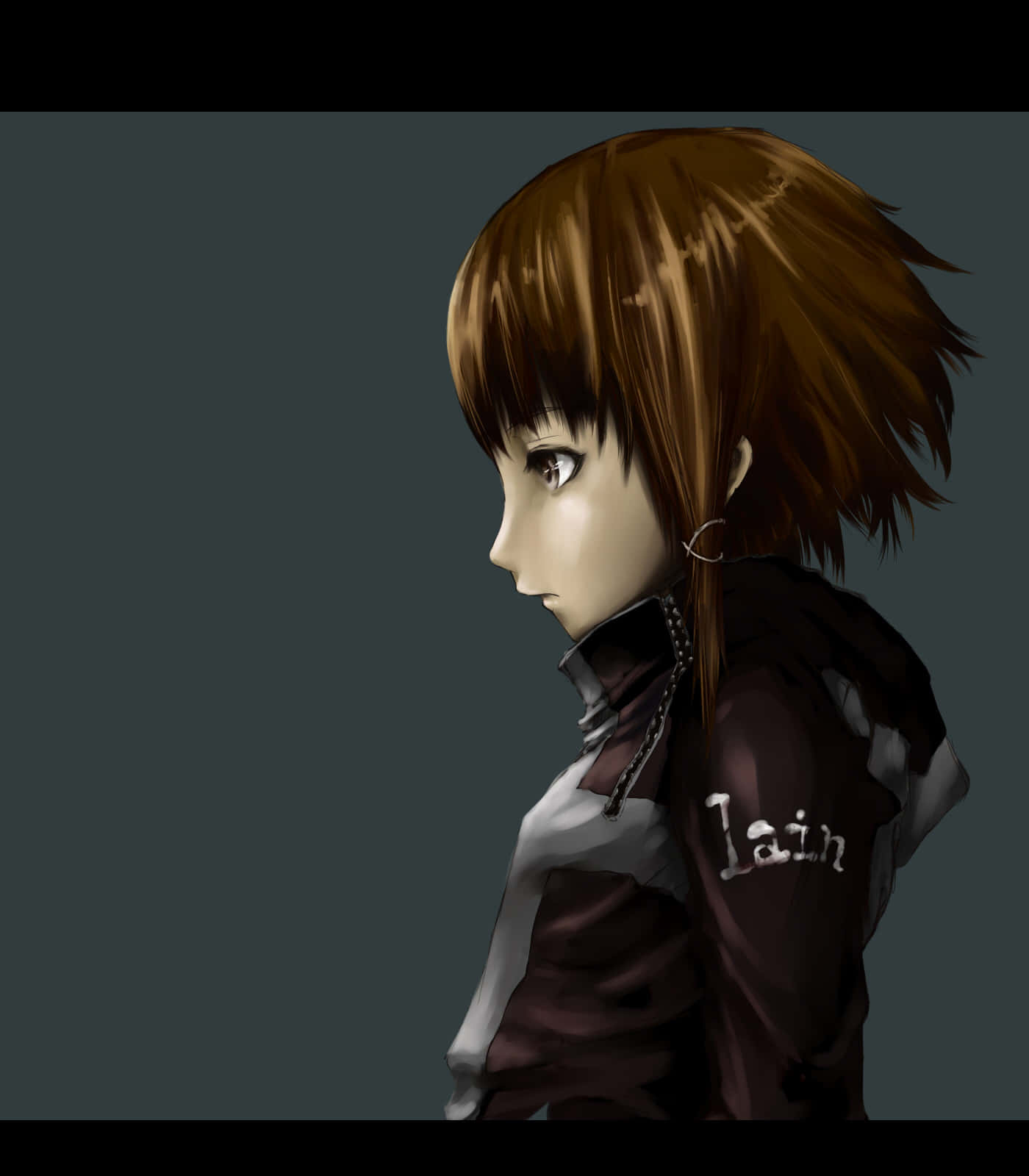 serial experiments lain 桌布 壁紙 — 棕色頭髮戴著環形耳環的動漫女孩側面，背景為深灰色。