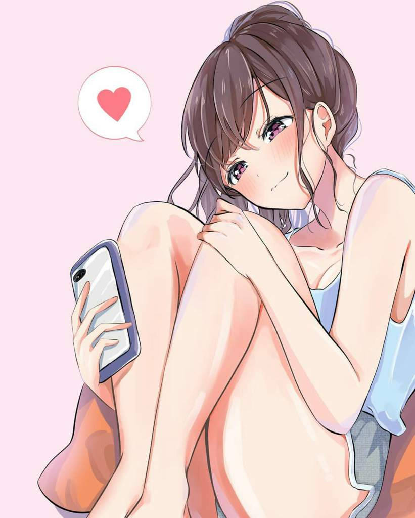 in love 桌布 壁紙 — 棕色頭髮的動漫女孩微笑著拿著手機，一個心形圖標漂浮在她旁邊，背景是柔和的粉紅色。