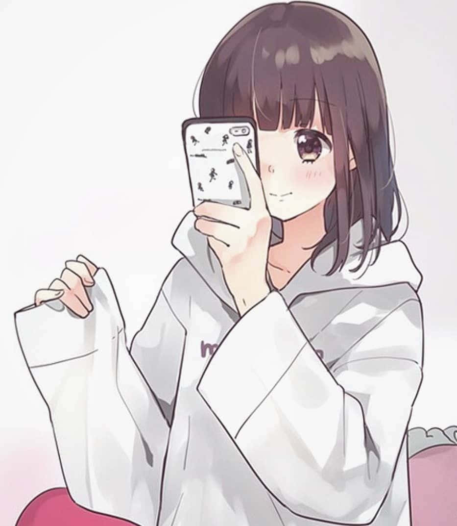 Menhera Chan 桌布 壁紙 — 棕色頭髮的動漫女孩穿著白色連帽衫，用一部有黑白貼紙設計的手機自拍。