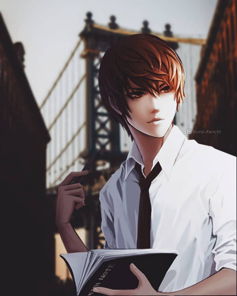 Death Note Aesthetic 桌布 壁紙 — 棕色頭髮的動漫男孩穿著白襯衫，在布魯克林大橋的鋼拱下拿著筆記本。