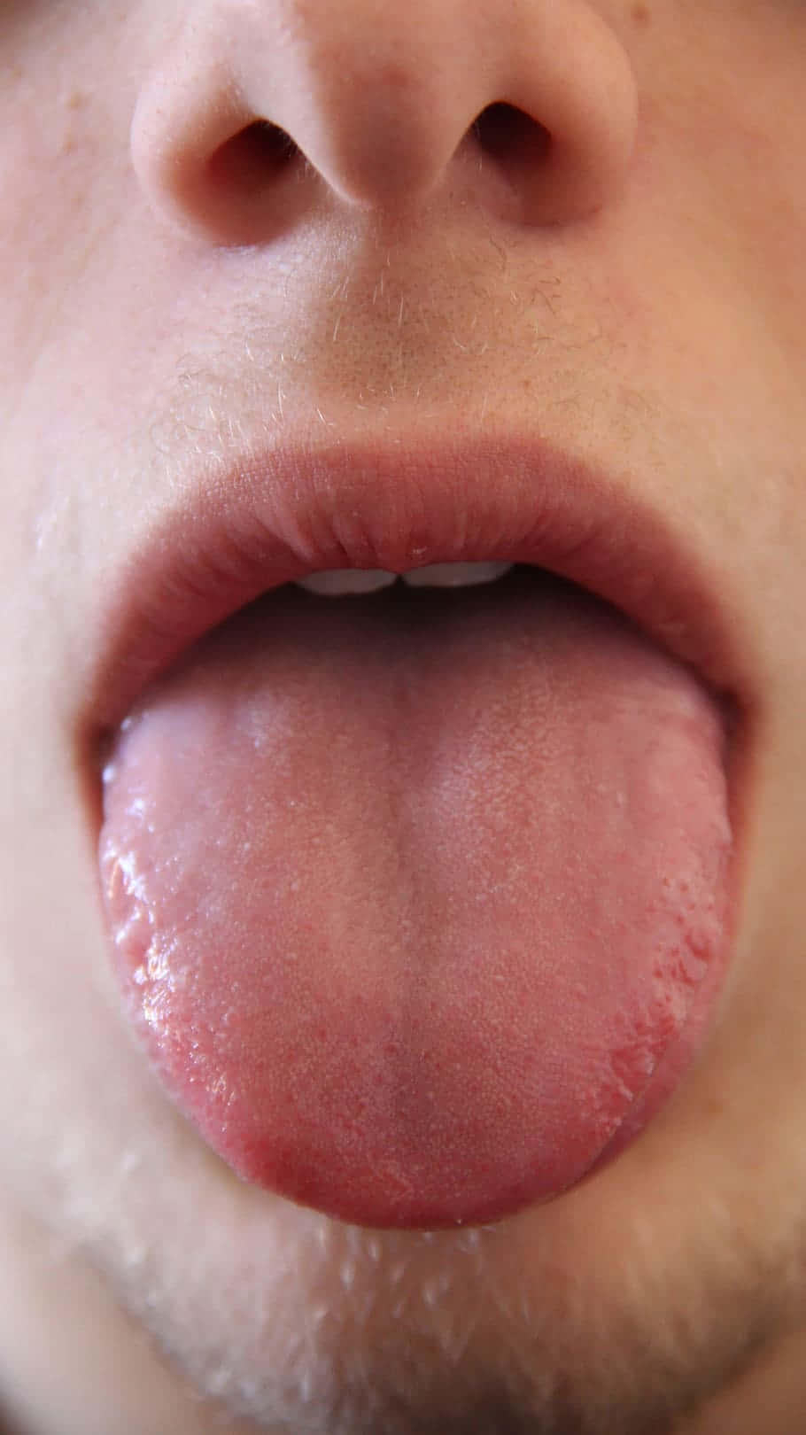 Tongue 桌布 壁紙 — 極端特寫一個人的嘴巴，伸出舌頭，顯示細緻的紋理和水分。