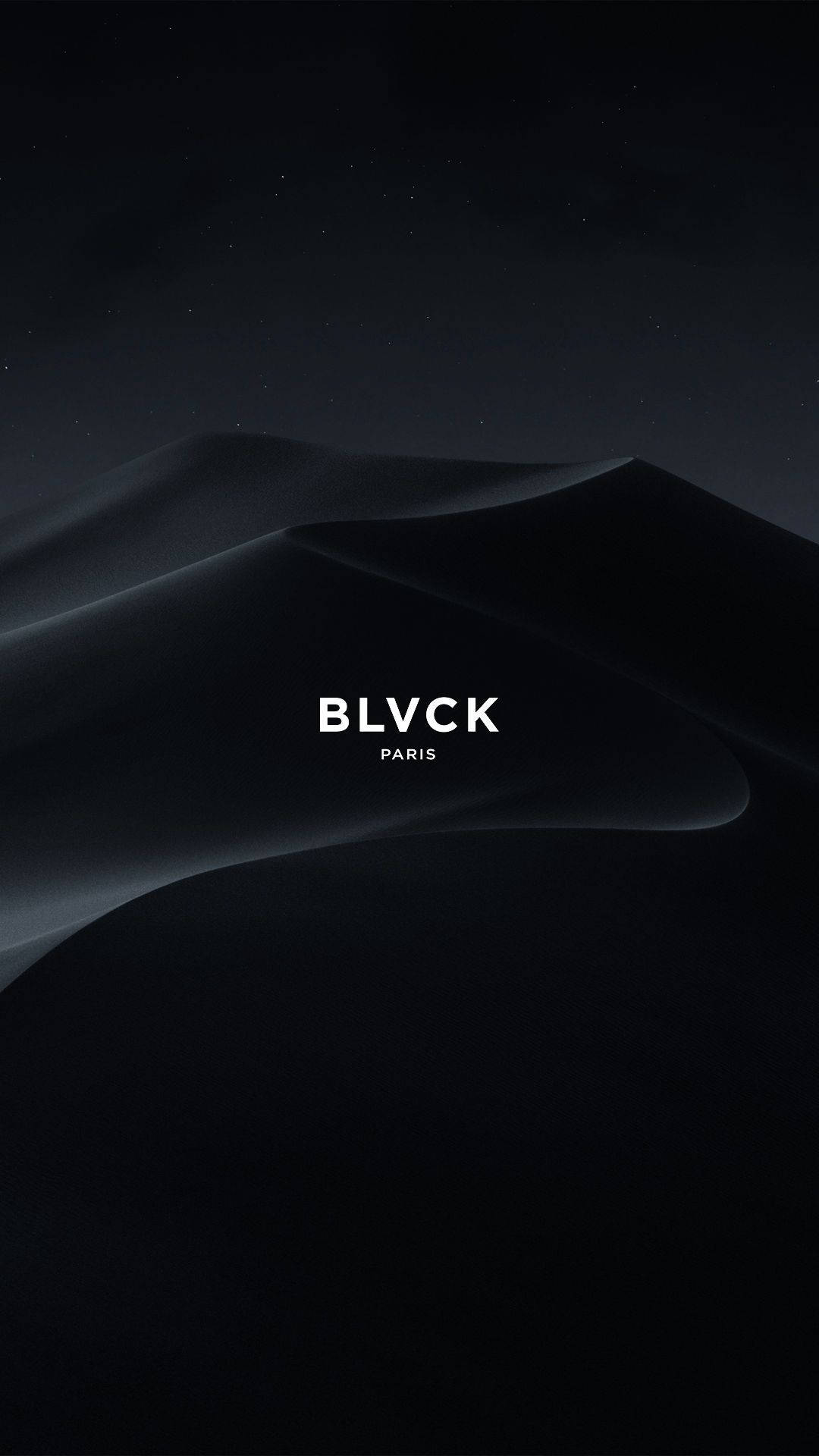 Blvck Paris 桌布 壁紙 — 極簡主義的深色抽象波浪，帶有微妙的淺色漸變和白色文字 BLVCK PARIS，背景是星空夜空。