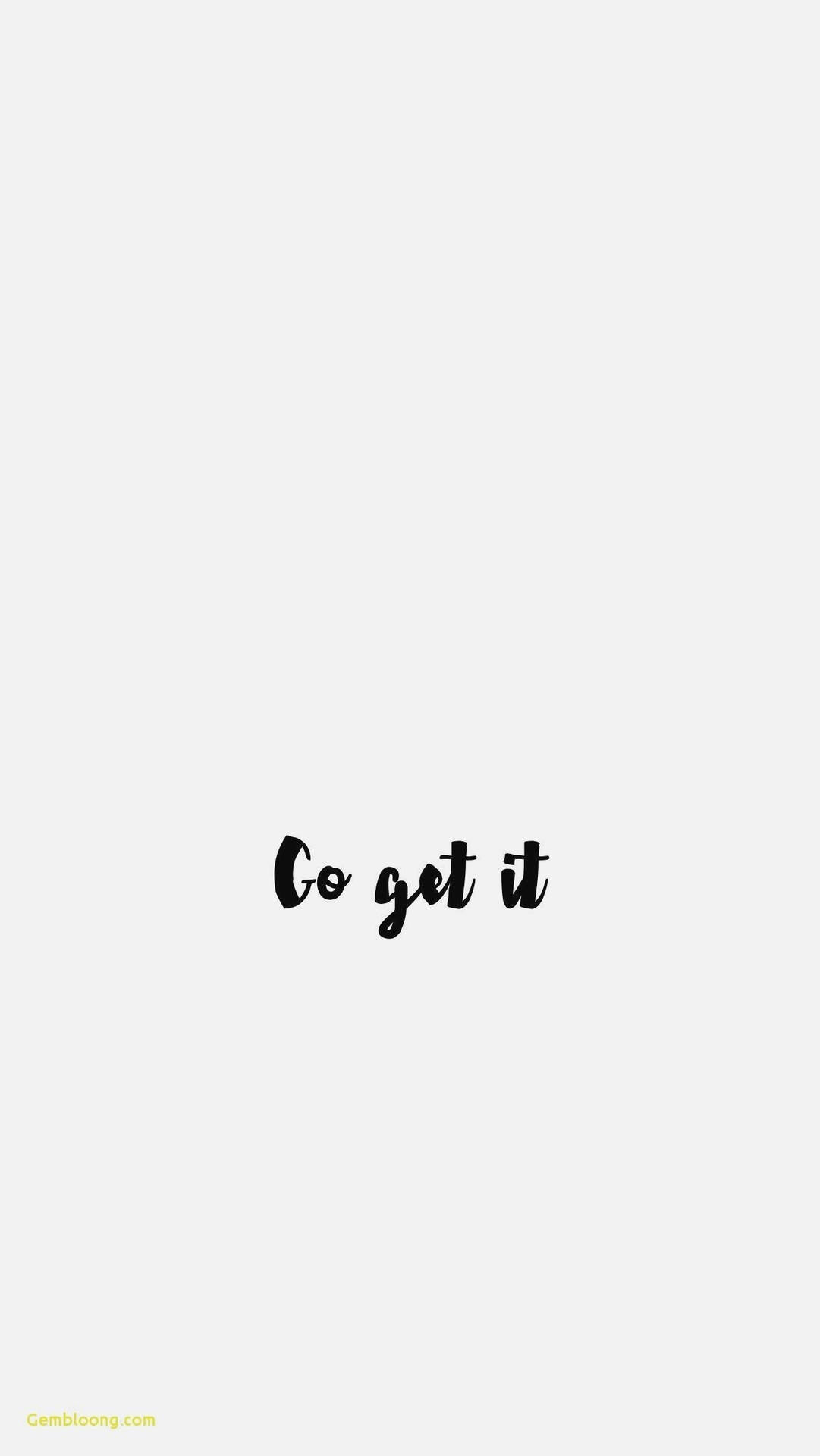 淺灰色背景上以黑色草書字體顯示的勵志文字「Go get it」。