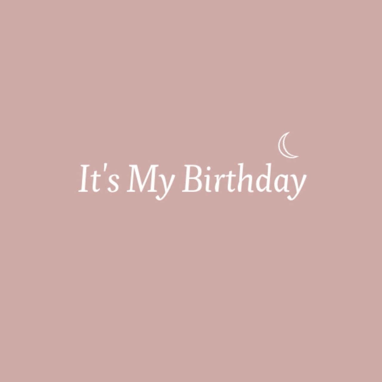 Birthday 桌布 壁紙 — 極簡塵玫瑰背景，白色文字寫著「It's My Birthday」，birthday 上方有一彎新月。