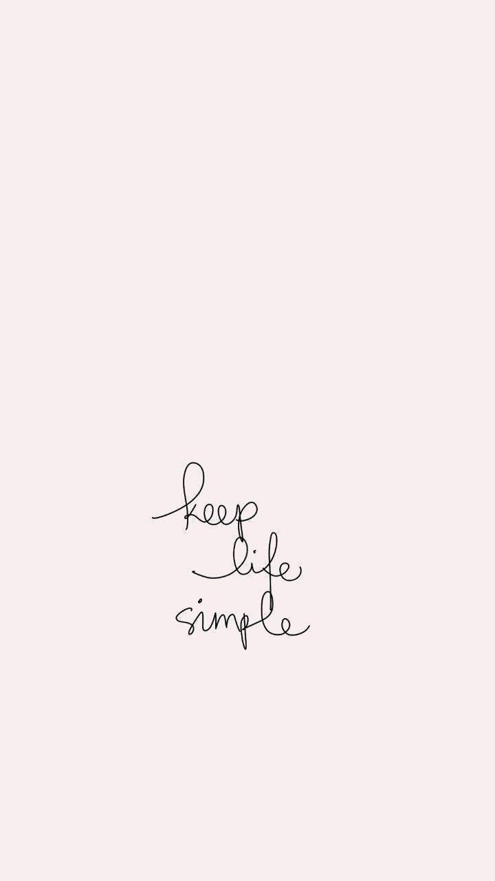 美學 桌布 壁紙 — 極簡手寫短語 keep life simple 居中於柔和腮紅背景上。