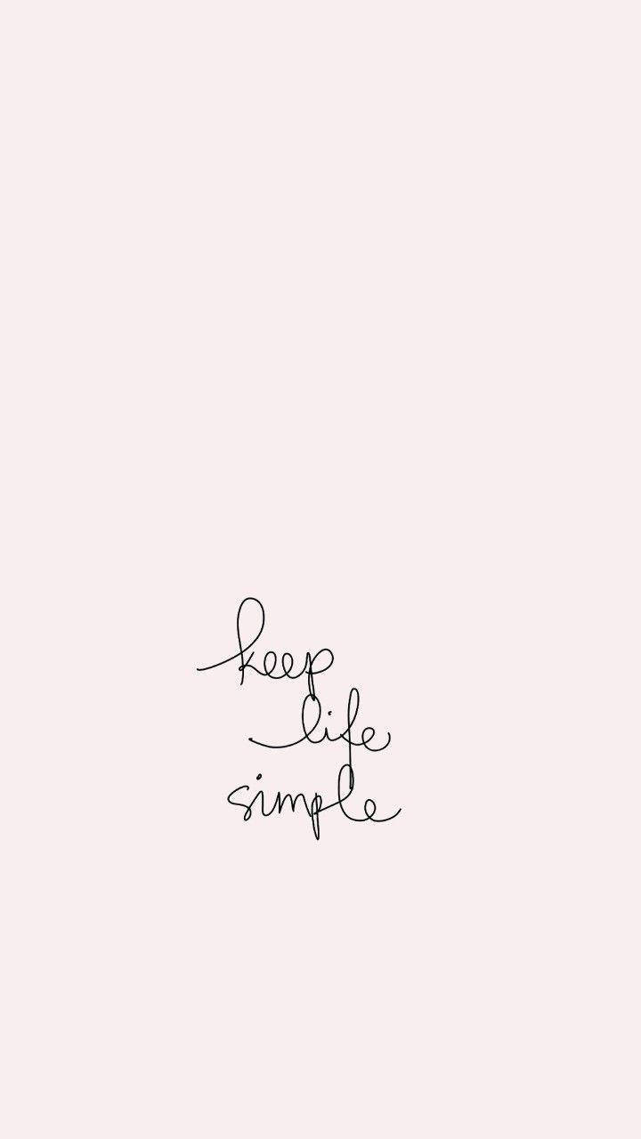 可愛語錄 桌布 壁紙 — 極簡手寫短語 keep life simple 居中於柔和腮紅背景上。