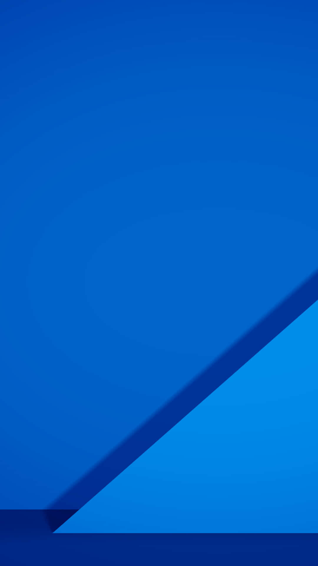Material Design 桌布 壁紙 — 極簡抽象構圖，採用分層藍色漸變，搭配對角陰影營造深度感。