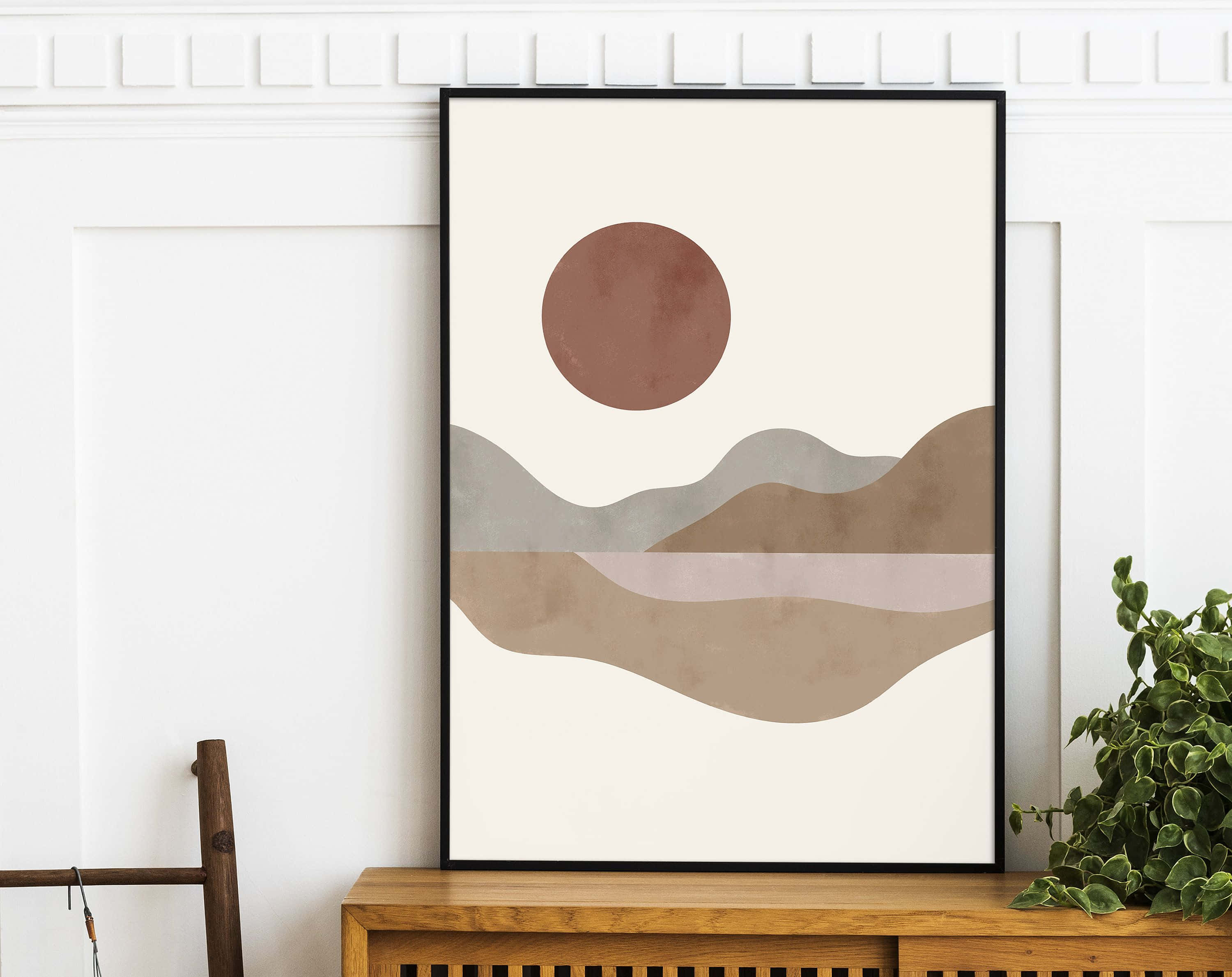 Minimalist Painting 桌布 壁紙 — 極簡抽象藝術品，以層疊的大地色波浪和一個棕色圓圈為特色，懸掛在白色牆壁的房間裡，旁邊是木質控制台和綠色植物。