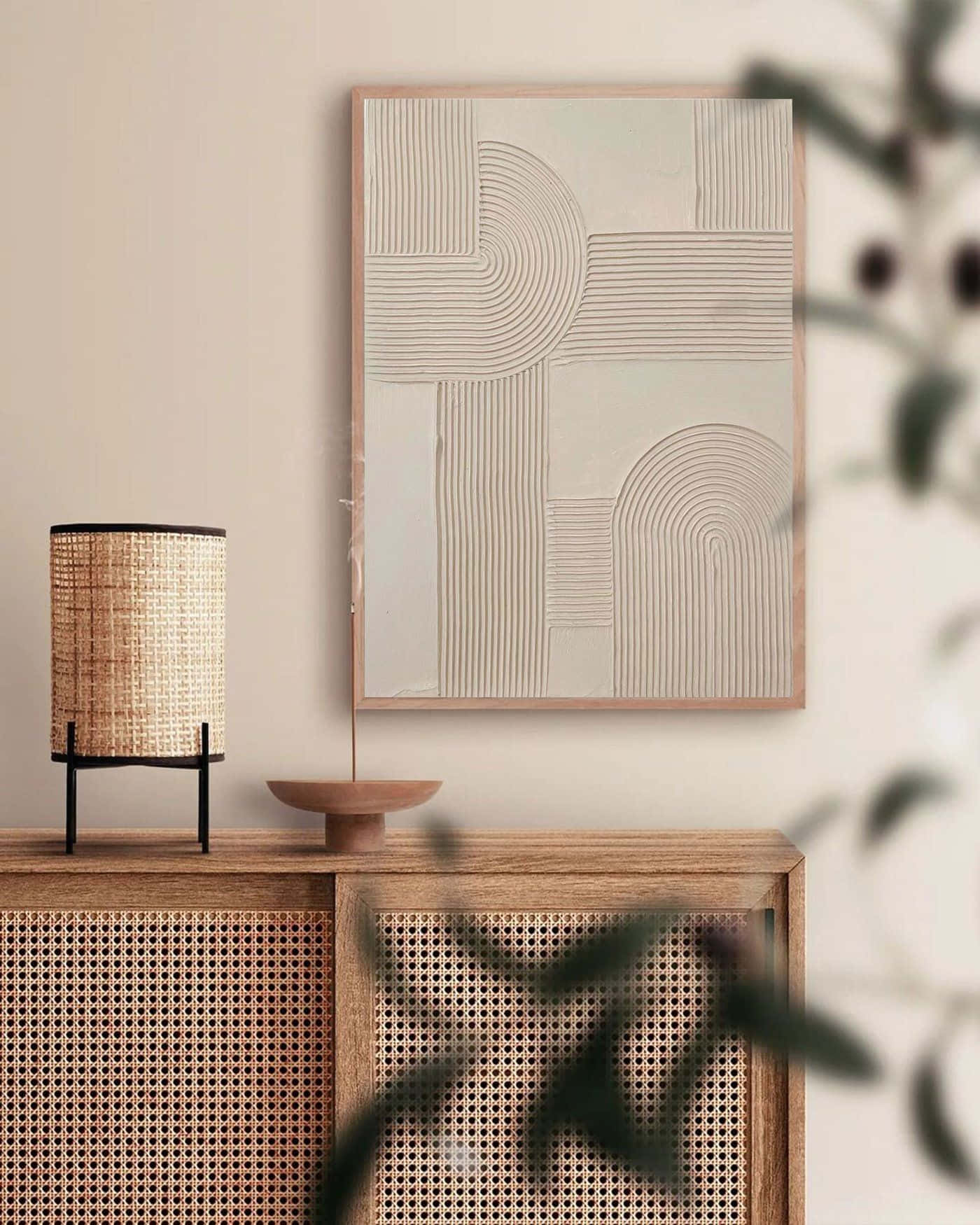 Minimalist Painting 桌布 壁紙 — 極簡抽象藝術品，帶有彎曲線條，懸掛在木製手杖邊櫃上方，旁邊是編織燈和綠色植物。