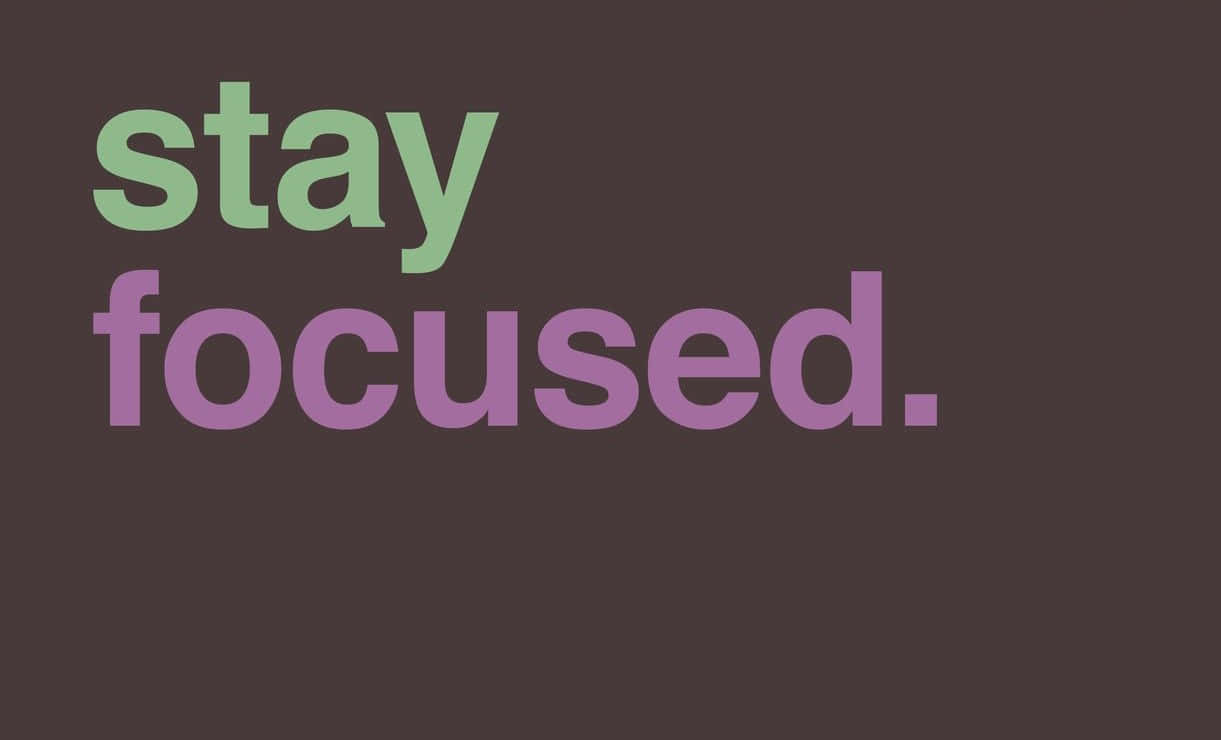 Focus 桌布 壁紙 — 極簡排版海報，深棕色背景上以綠色和紫色顯示「stay focused。」