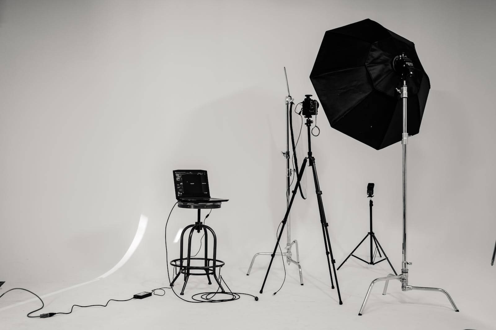 Studio 桌布 壁紙 — 極簡攝影工作室設置，黑色設備搭配純白背景。