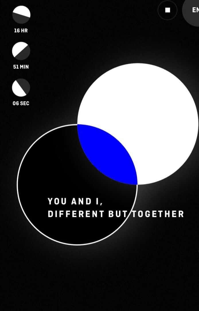 Big Hit Entertainment 桌布 壁紙 — 極簡數位藝術，兩個重疊的圓圈，一個白色一個黑色，在黑色背景上形成鮮豔的藍色交集，並帶有計時器文字。
