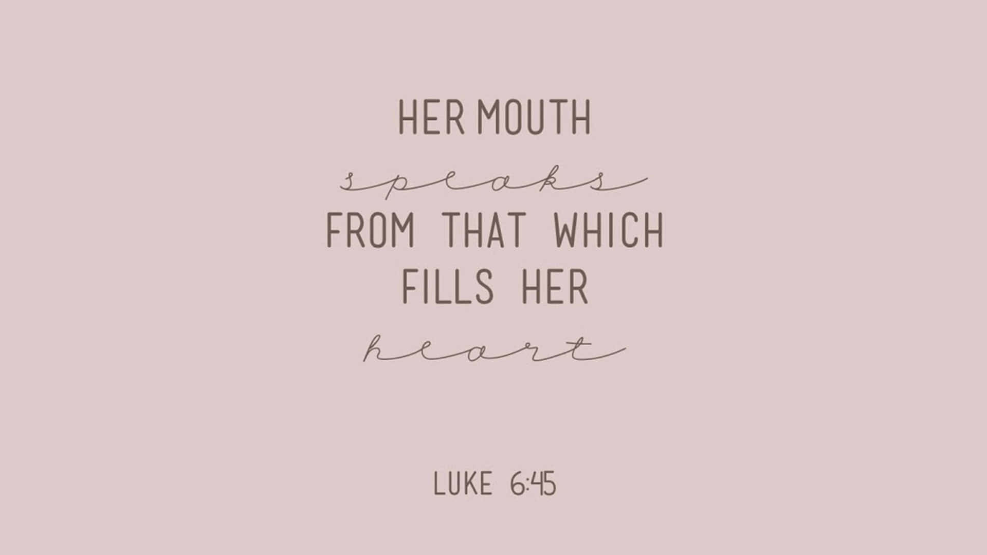 Bible Verse Desktop 桌布 壁紙 — 極簡文字藝術在柔和的淡紫色背景上以混合字體展示聖經經文『她的口說出心裡所充滿的』。