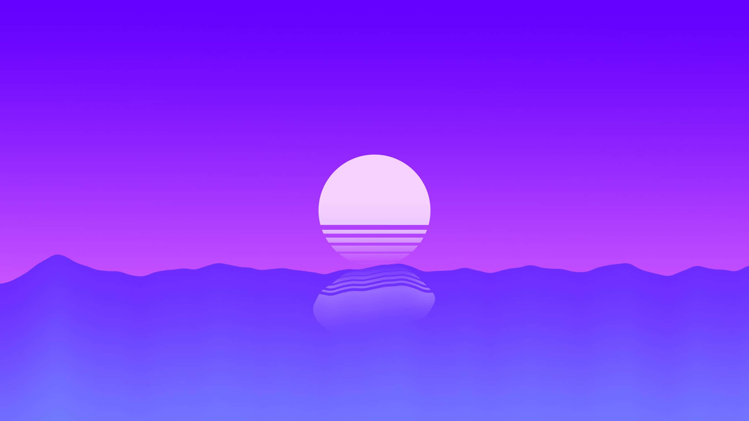 Minimalist Ocean 桌布 壁紙 — 極簡日落，條紋太陽高掛於紫色山巒之上，倒映在平靜的水面。