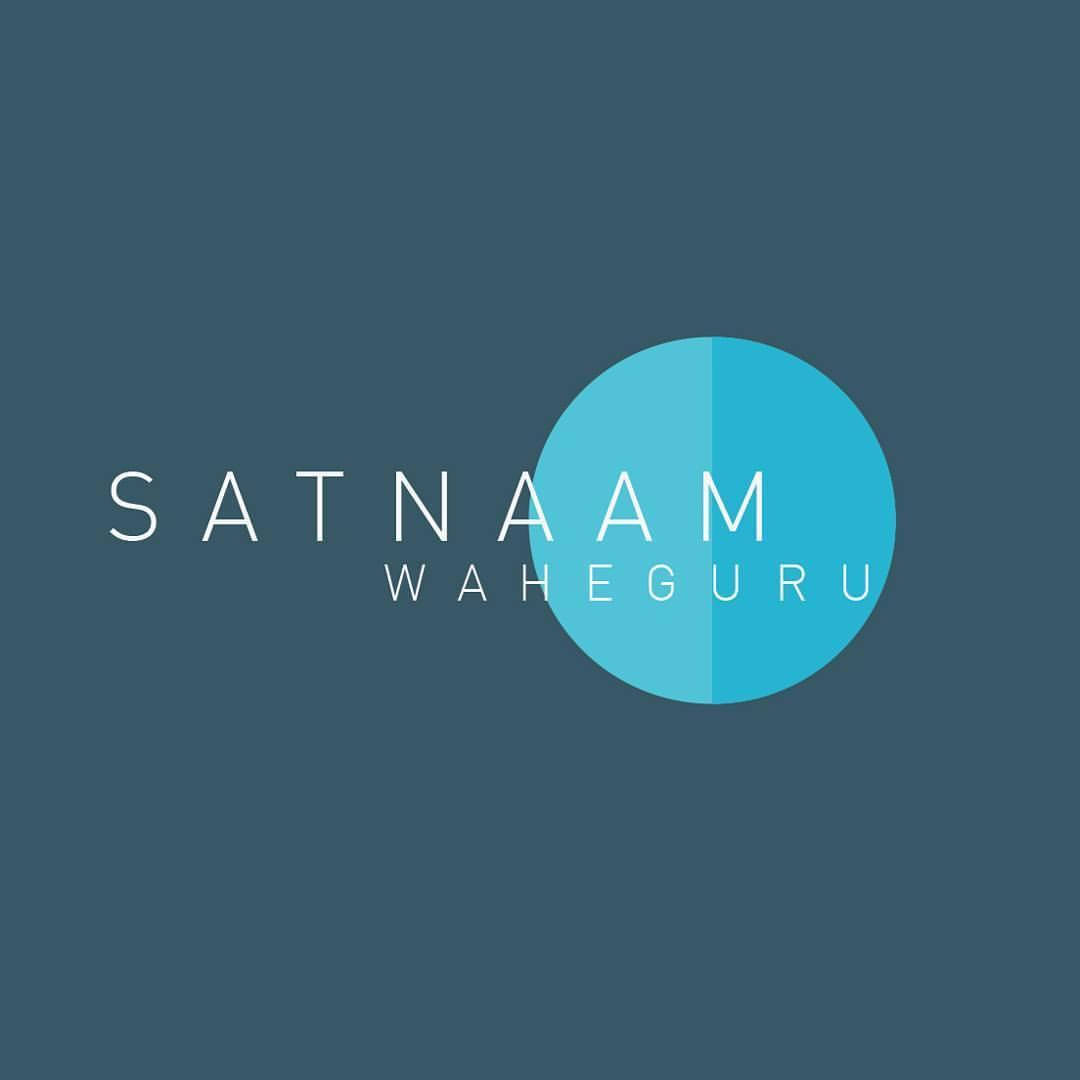 瓦赫古魯 桌布 壁紙 — 極簡標誌，白色文字 'SATNAAM WAHEGURU' 旁邊有一個分裂的藍色圓圈，背景為深青色。